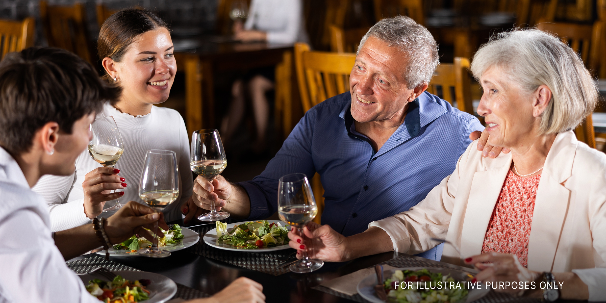 Zwei Paare beim Essen | Quelle: Shutterstock