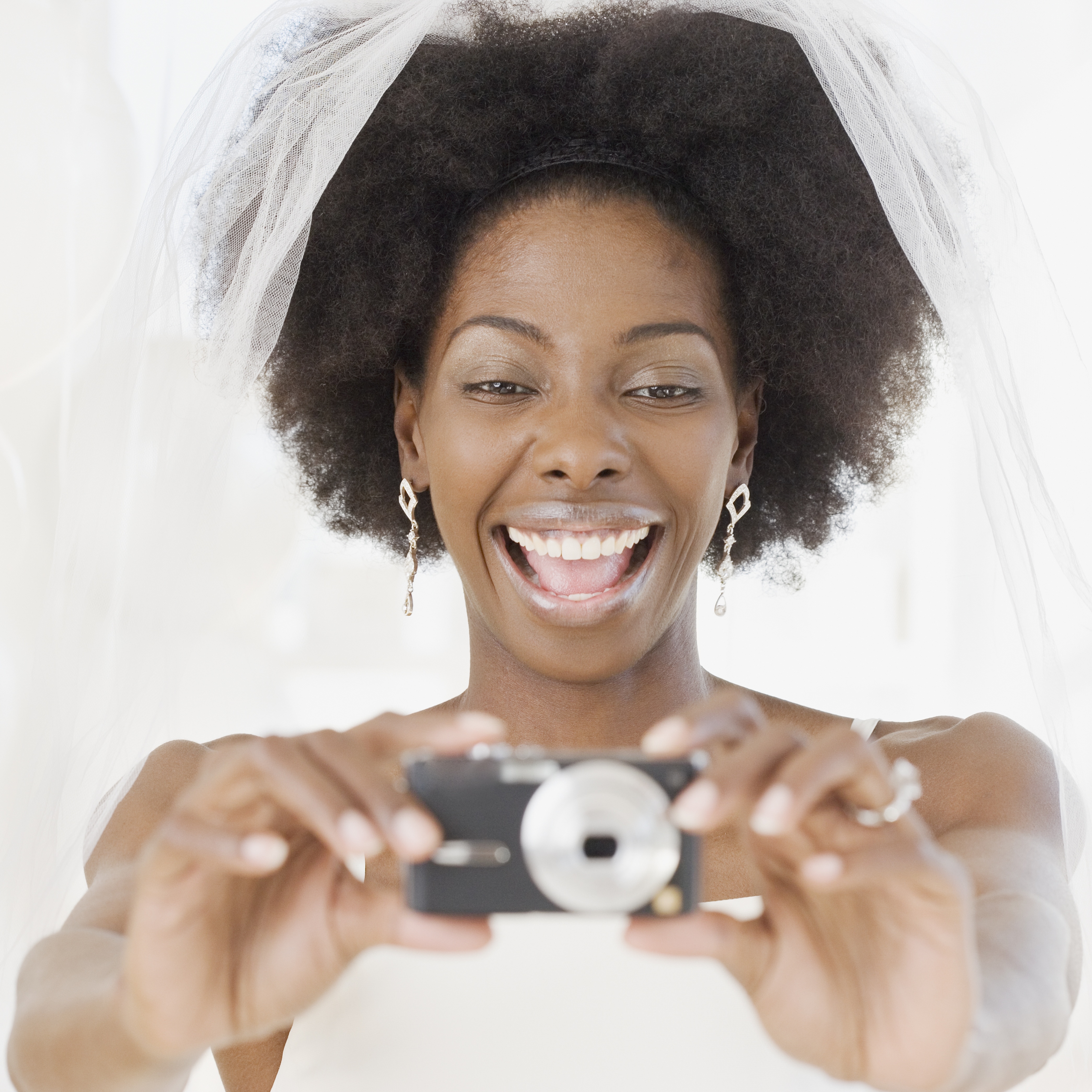 Afrikanische Braut beim Fotografieren | Quelle: Getty Images