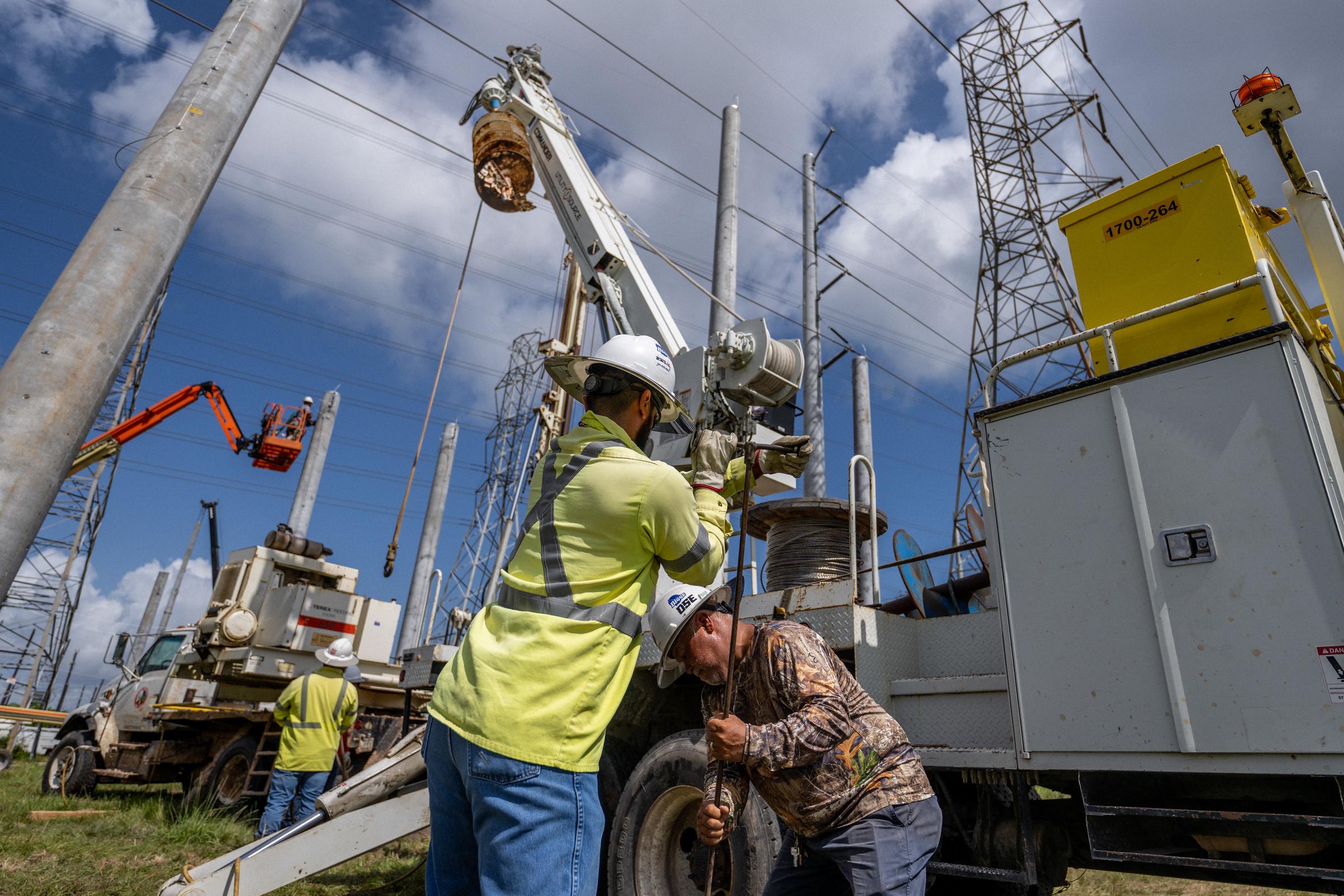 Servicetechniker bei der Installation von Übertragungsmasten im Kraftwerk von CenterPoint Energy in Houston, Texas am 10. Juni 2022 | Quelle: Getty Images