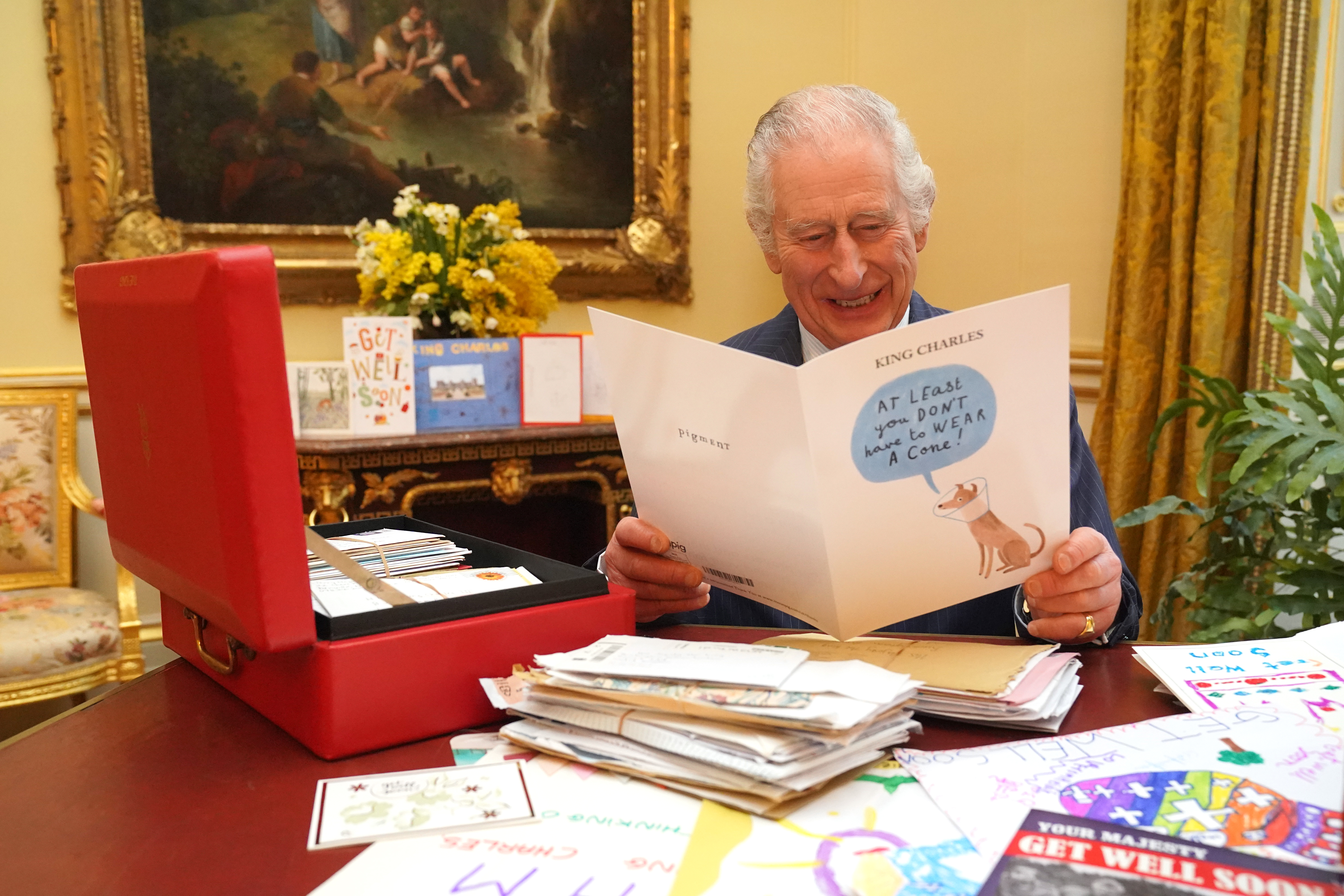 König Charles liest Karten, die ihm Gratulanten nach seiner Krebsdiagnose geschickt haben, im Saal des 18. Jahrhunderts in der Belgischen Suite im Buckingham Palace am 21. Februar 2024 in London, England | Quelle: Getty Images