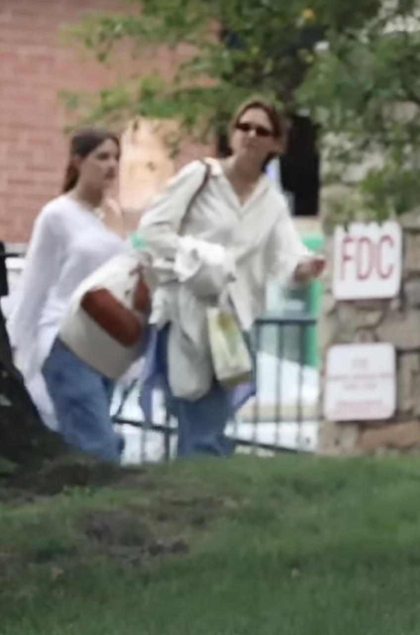 Katie Holmes und Suri Cruise auf dem Campus der Carnegie Mellon University in einem Beitrag vom 20. August 2024 | Quelle: YouTube/Seite Sechs