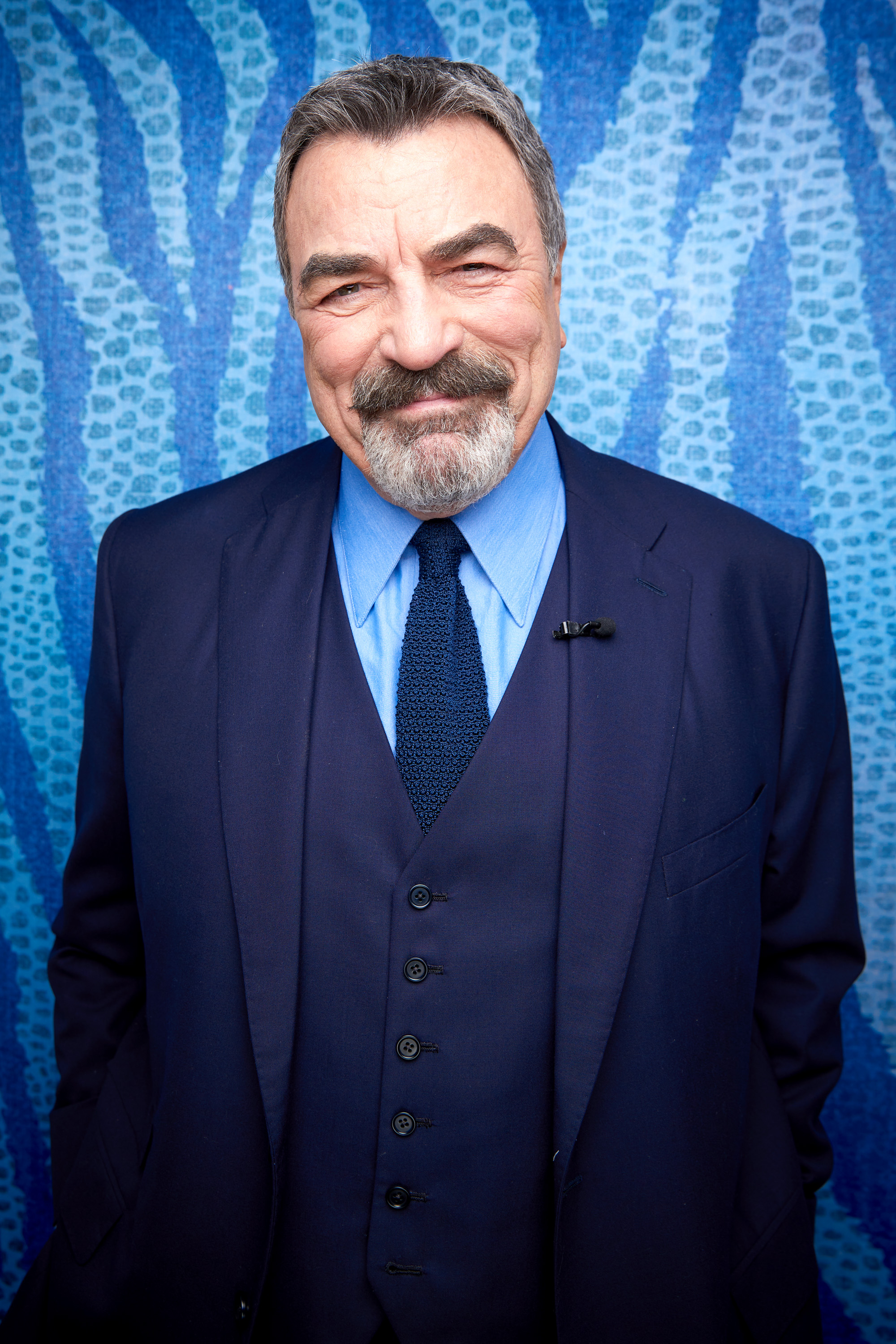 Tom Selleck posiert für ein Foto bei der "The Kelly Clarkson Show" am 14. April 2022. | Quelle: Getty Images