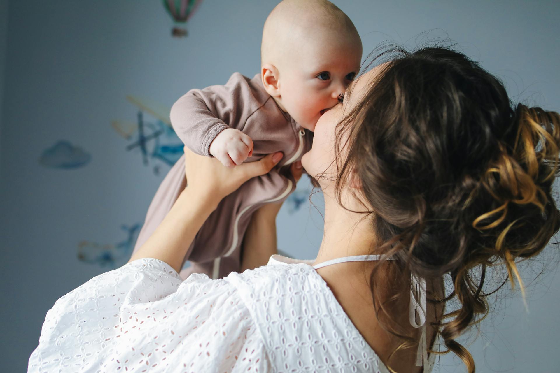 Eine Frau hält ein Baby | Quelle: Pexels