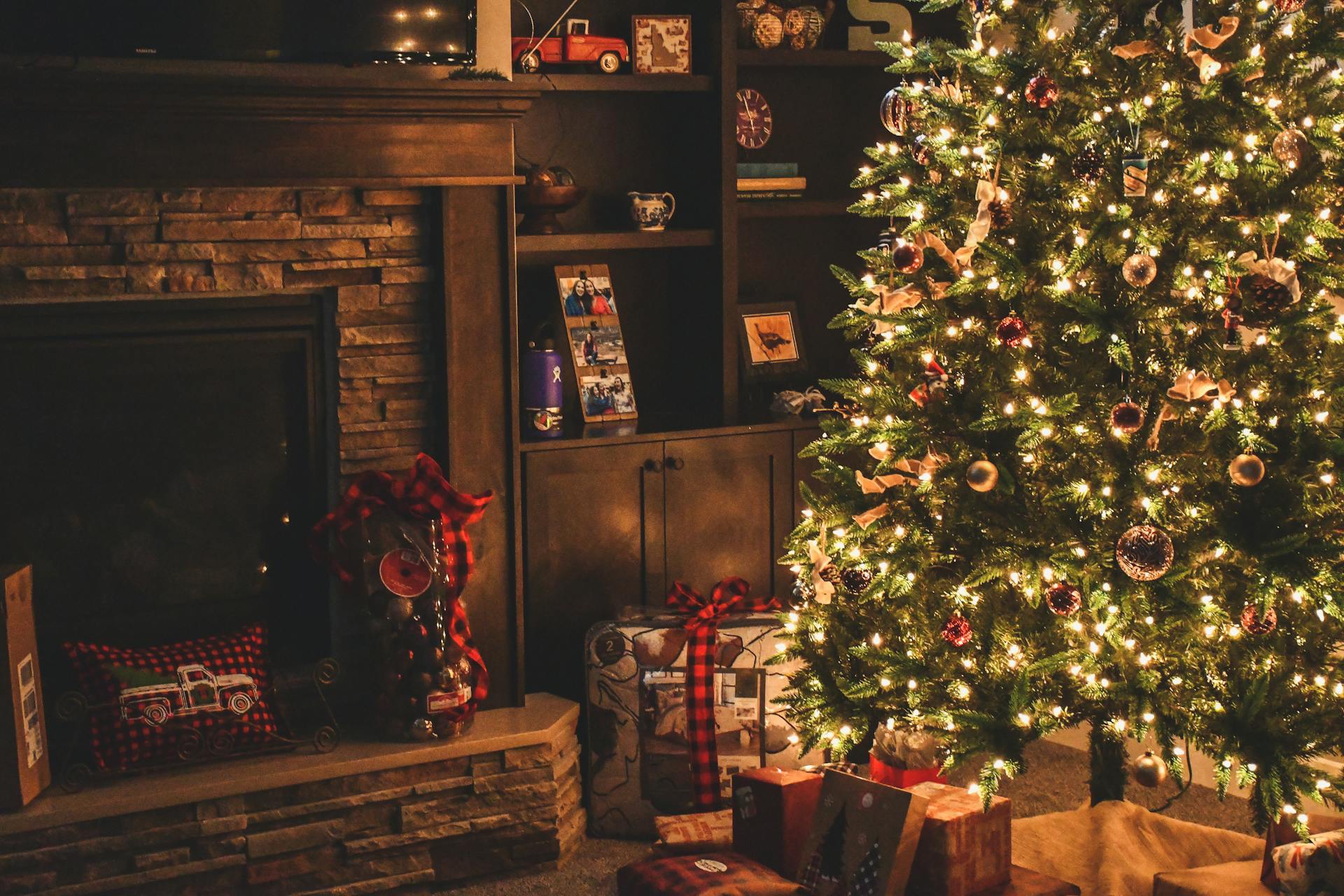 Uma árvore de Natal em uma sala de estar | Fonte: Pexels