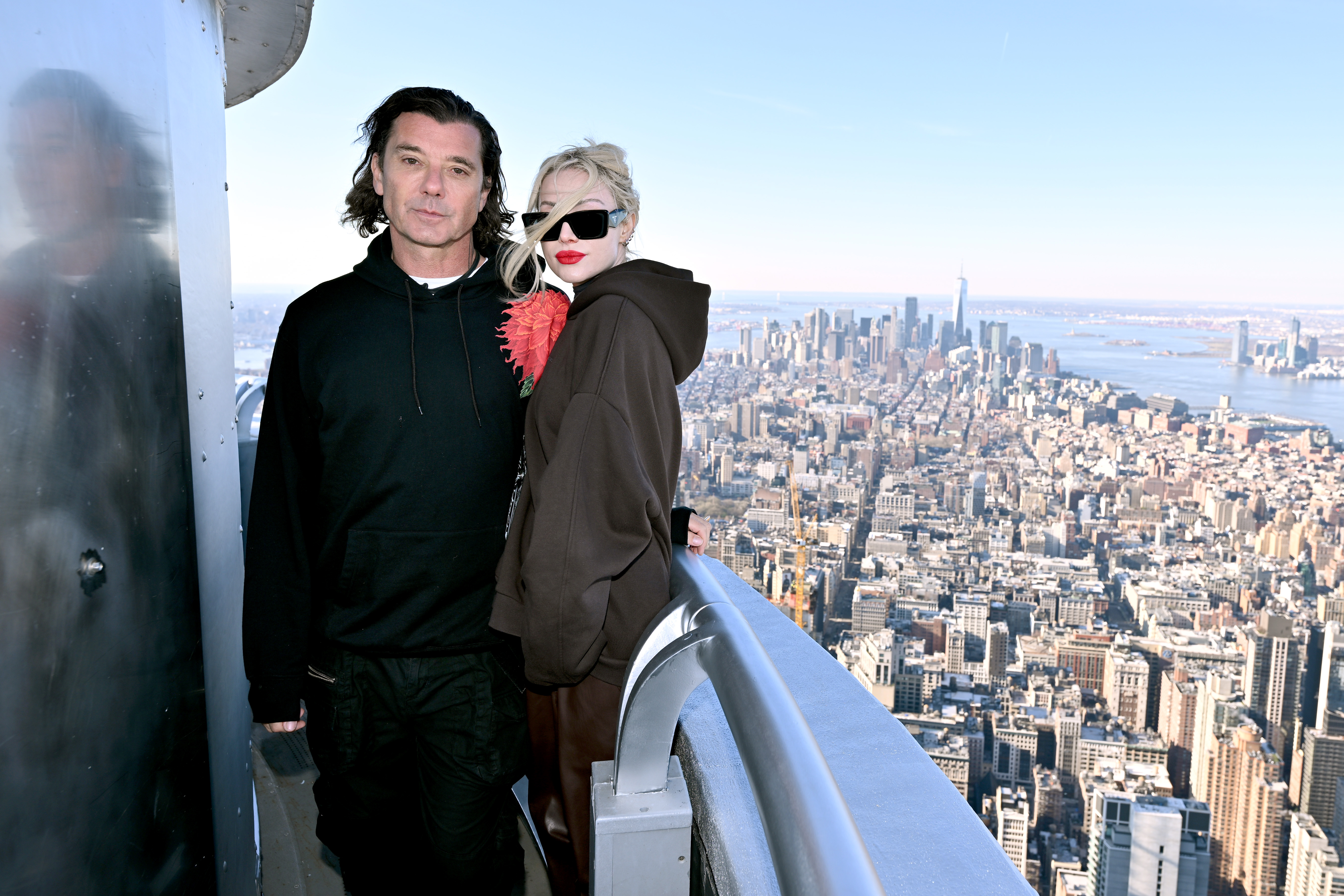 Gavin Rossdale und Xhoana Xheneti besuchen das Empire State Building in New York City, am 22. März 2024. | Quelle: Getty Images