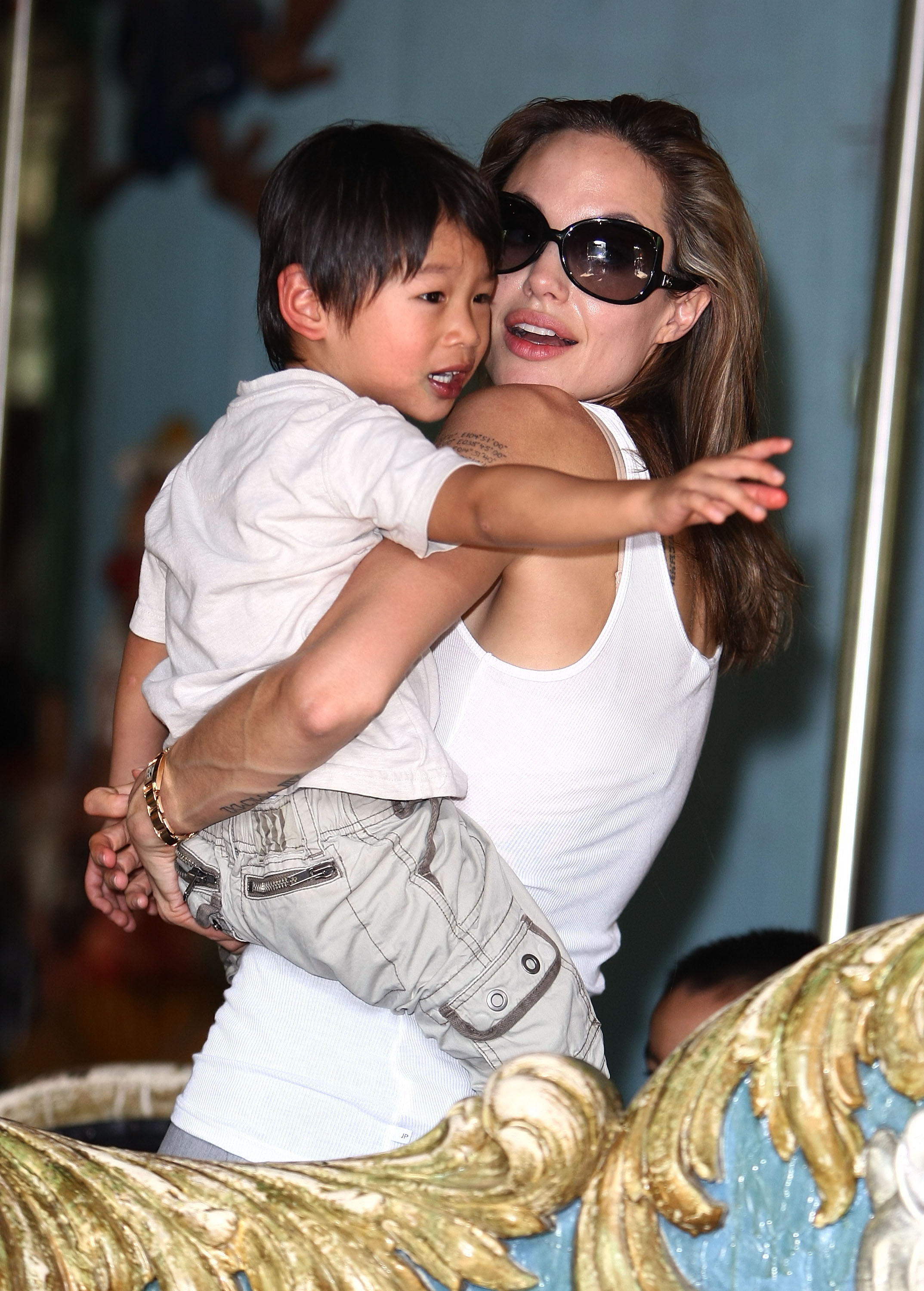 Angelina Jolie und Pax Jolie-Pitt besuchen am 25. August 2007 das Karussell im Central Park | Quelle: Getty Images
