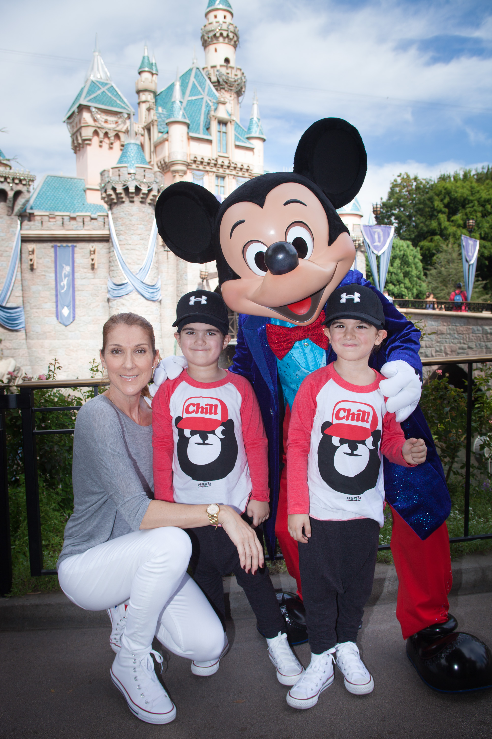 Céline Dion und Eddy und Nelson Angélil feiern den bevorstehenden fünften Geburtstag der Jungen mit Mickey Mouse im Disneyland Park in Anaheim, Kalifornien, am 14. Oktober 2015 | Quelle: Getty Images