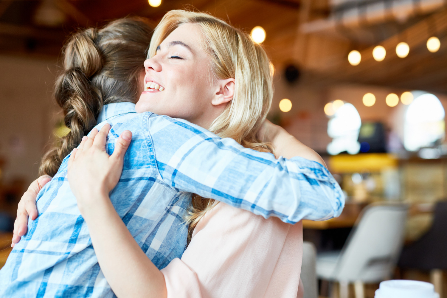 Zwei Frauen, die sich gegenseitig umarmen | Quelle: Freepik