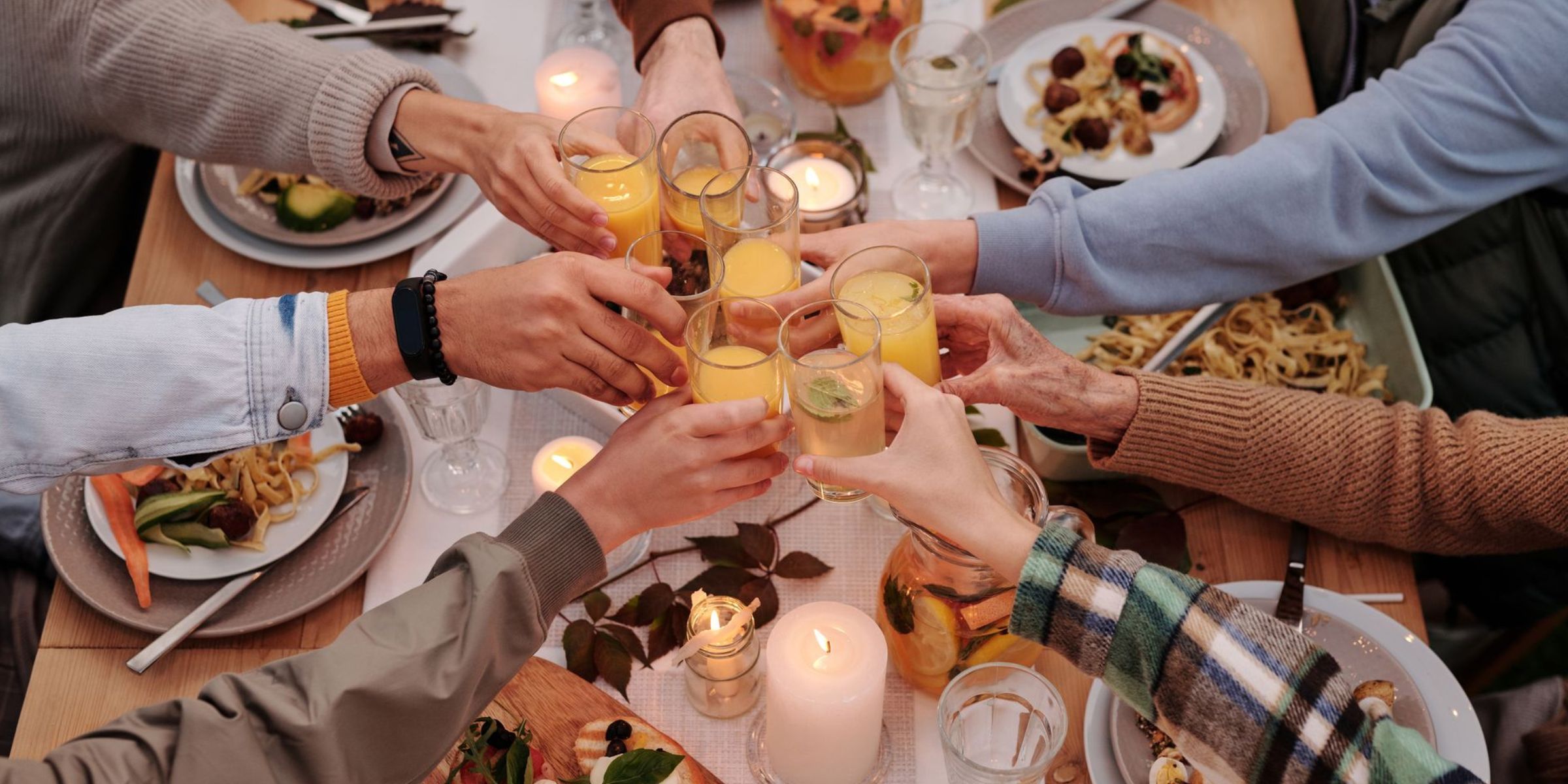 Familie und Freunde stoßen bei einem gemeinsamen Essen an | Quelle: Pexels