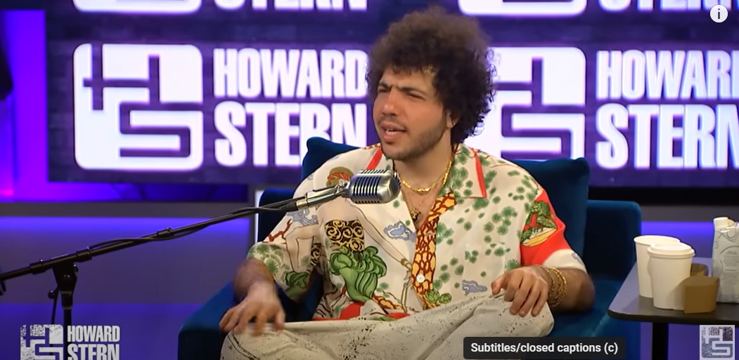 Benny Blanco in der "The Howard Stern Show" am 15. Mai 2024 | Quelle: YouTube/The Howard Stern Show