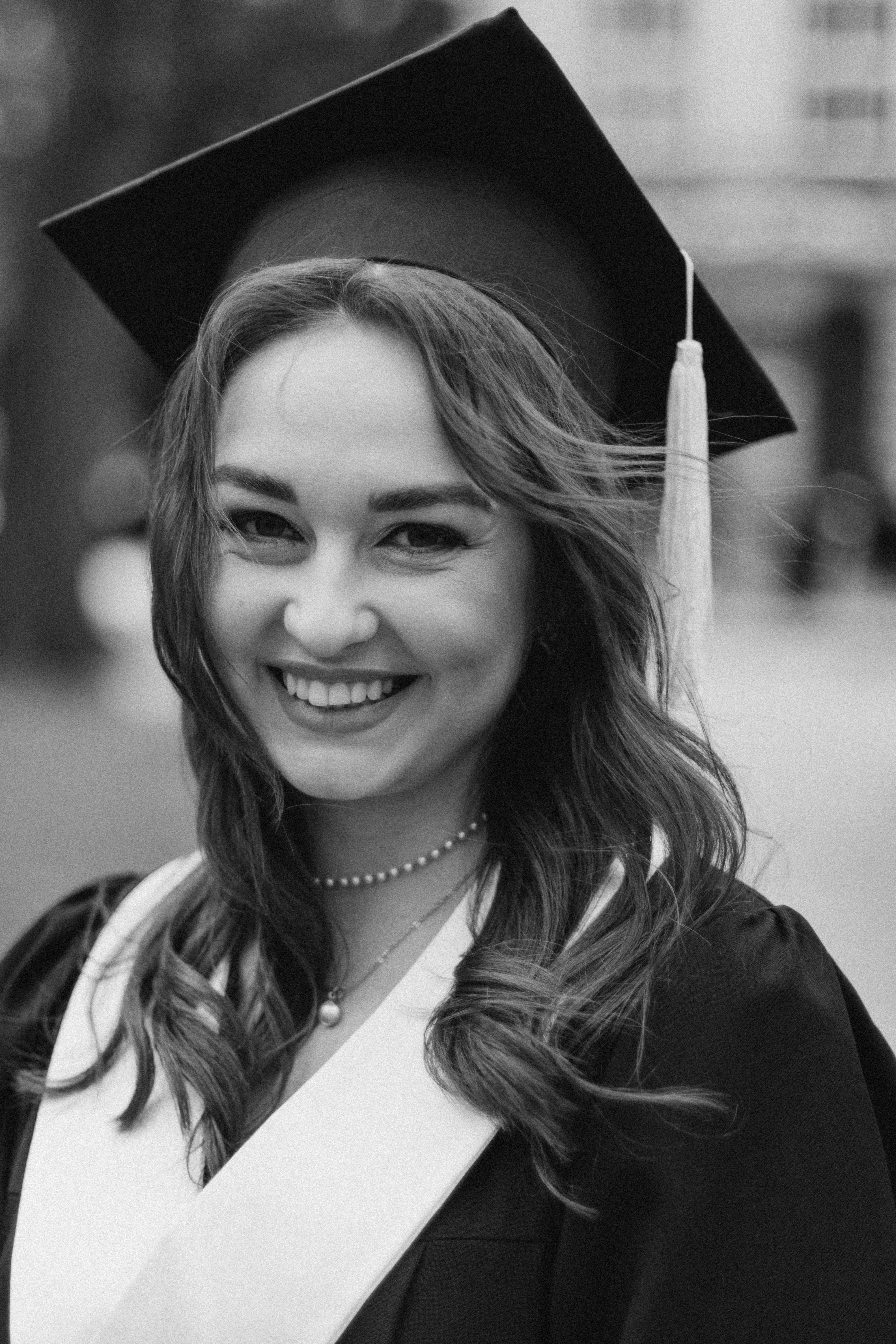 Eine lächelnde Frau bei der Abschlussfeier | Quelle: Pexels
