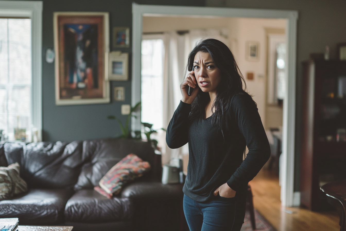 Eine Frau geht in ihrem Wohnzimmer auf und ab, während sie telefoniert | Quelle: Midjourney