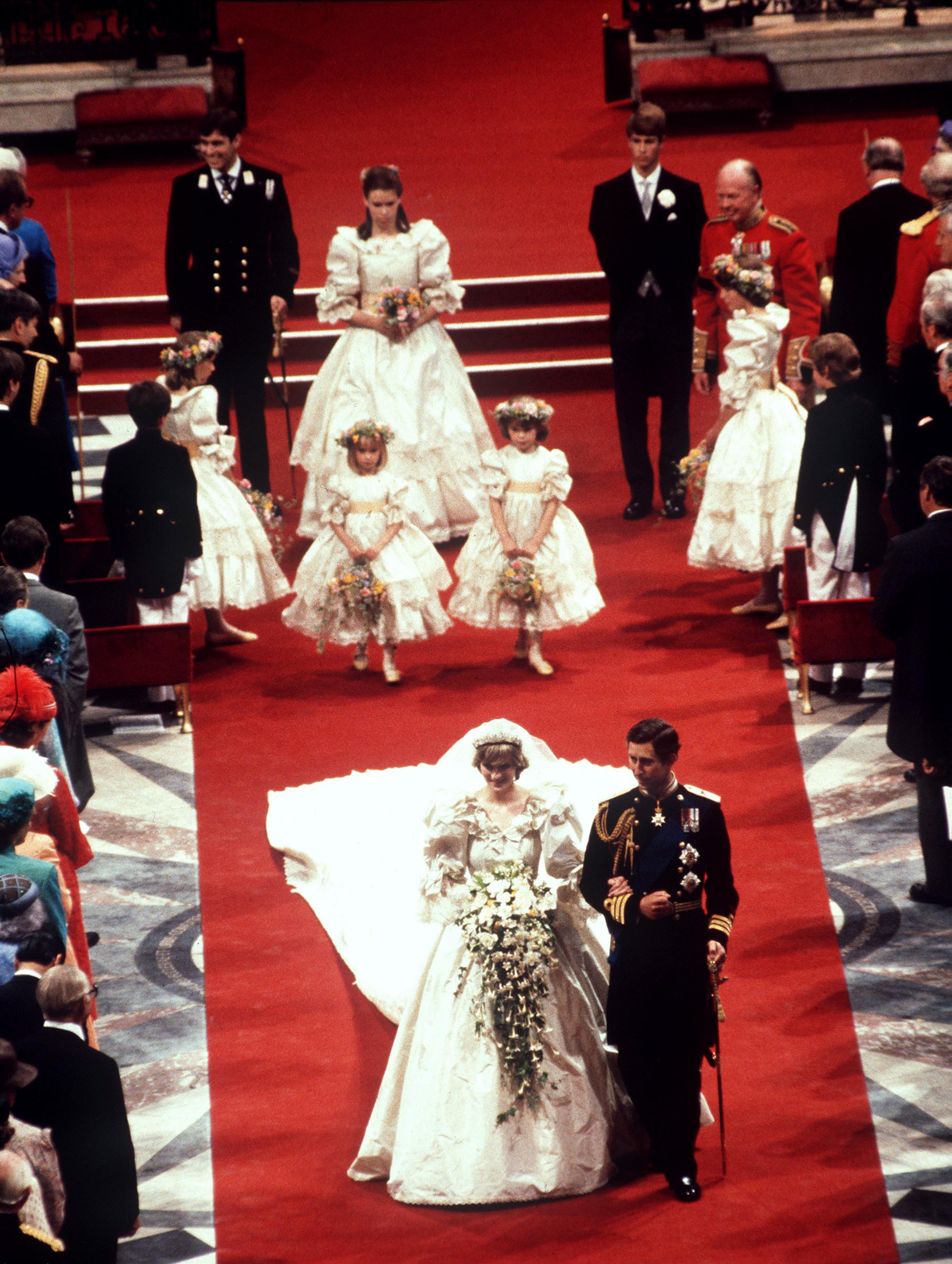 Prinzessin Diana und Prinz Charles mit ihren Brautjungfern und Pagen: Celementine Hambro, Catherine Cameron, India Hicks, Sarah Jane Gaselee, Edward Van Cutsem, Lord Nicholas Windsor, Sarah Armstrong-Jones in der St. Paul's Cathedral am 29. Juli 1981 in London, England. | Quelle: Getty Images