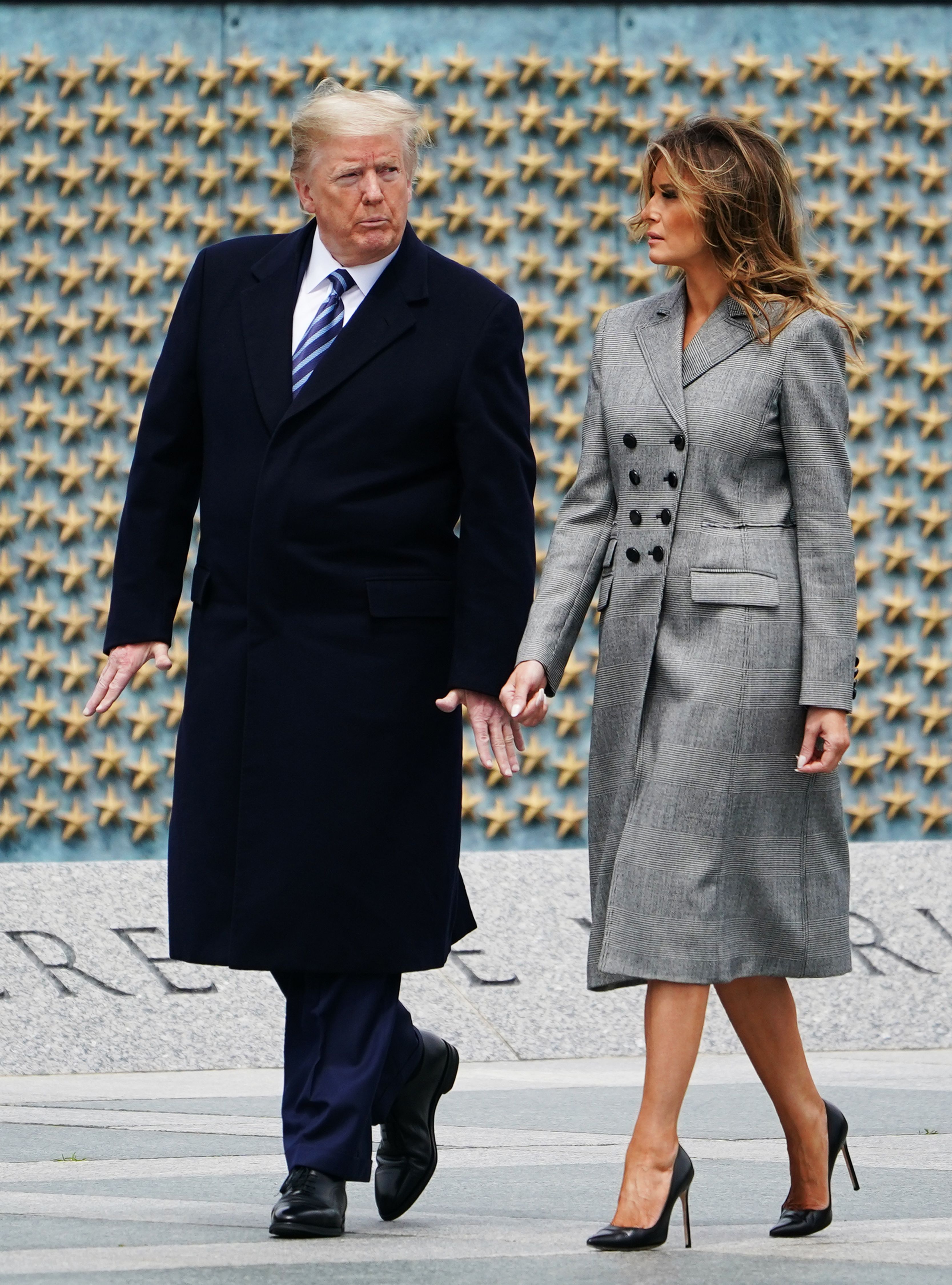 Donald und Melania Trump nehmen an einer Zeremonie zum 75. Jahrestag des Tages des Sieges in Europa am 8. Mai 2020 teil | Quelle: Getty Images