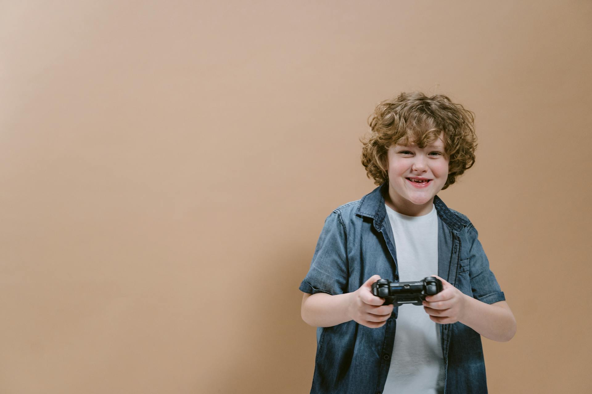 Ein aufgeregter Teenager-Junge | Quelle: Pexels