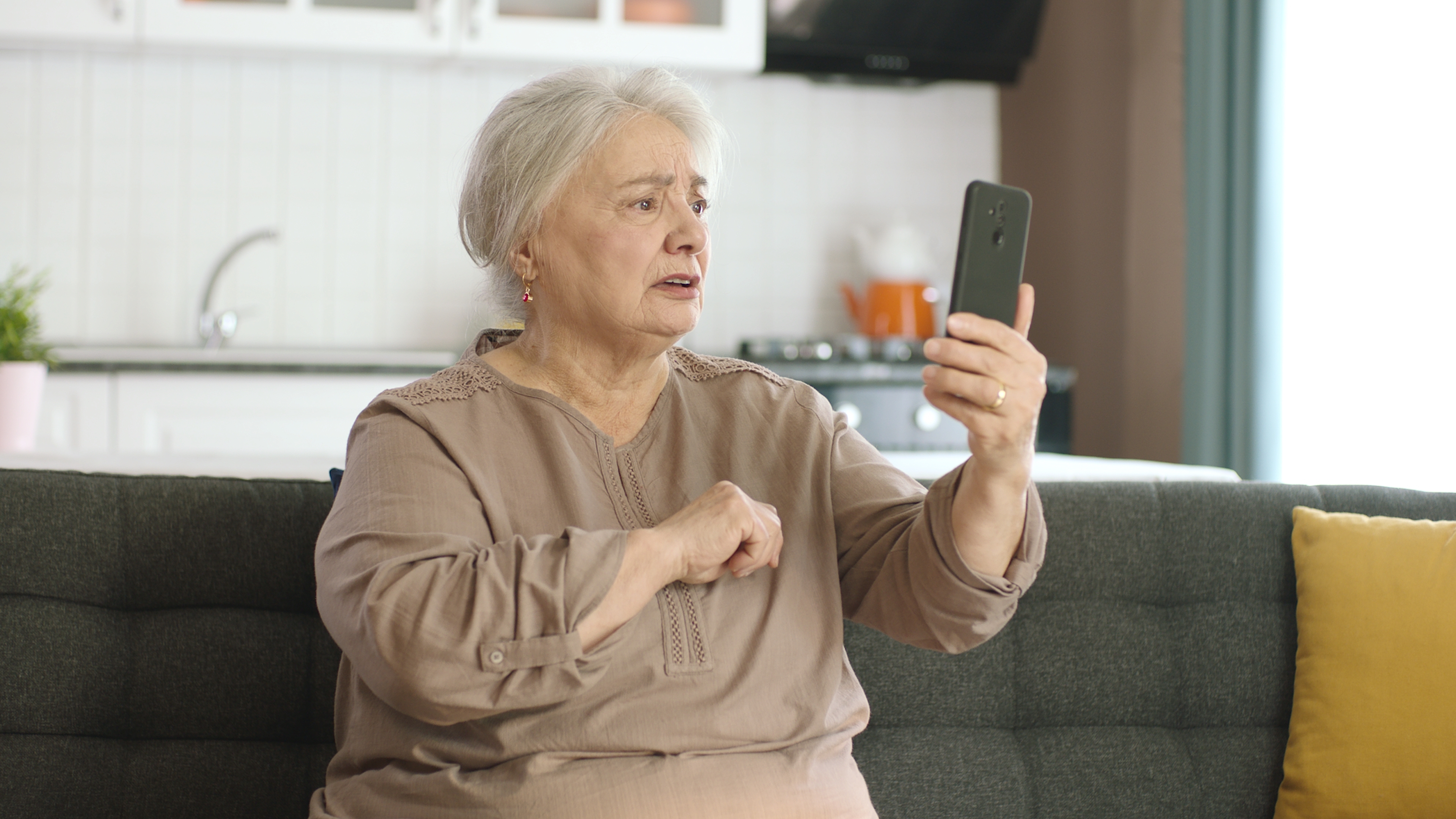 Eine ältere Frau bei einem Videoanruf | Quelle: Shutterstock