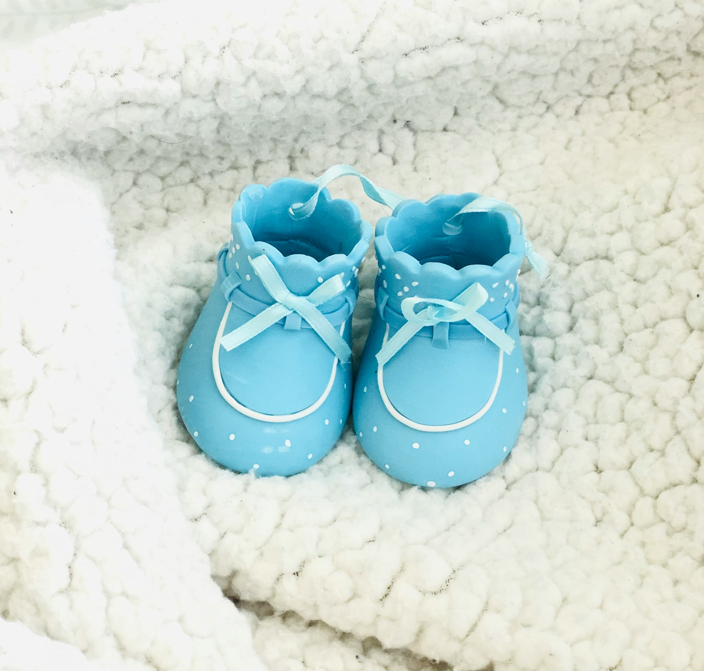 Ein Paar blaue Babyschuhe | Quelle: Unsplash