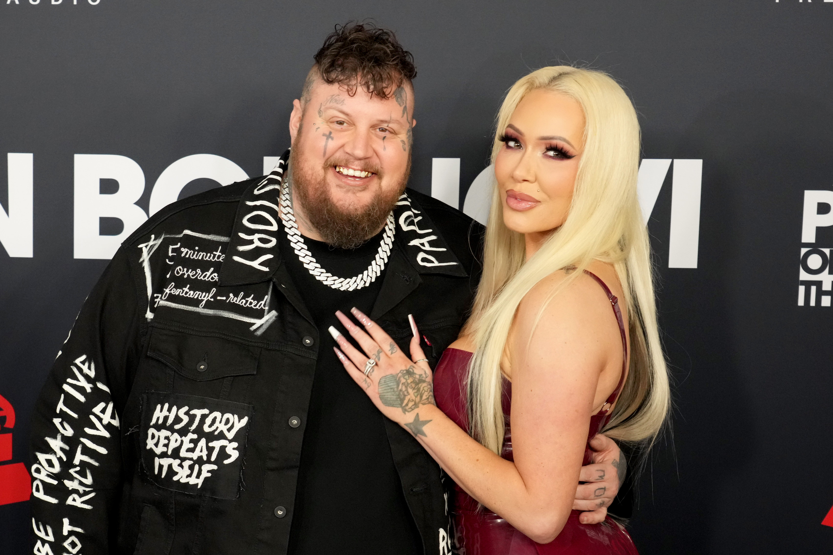 Jelly Roll und Bunnie XO treten gemeinsam auf dem roten Teppich auf. Im Februar dankte er ihr unter Tränen dafür, dass sie sein Leben verändert hat, als er einen Grammy entgegennahm. | Quelle: Getty Images