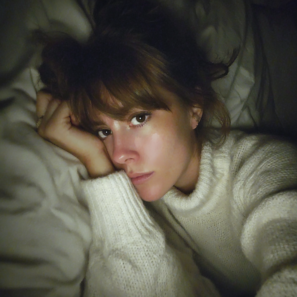 Eine Frau, die im Bett liegt | Quelle: Midjourney