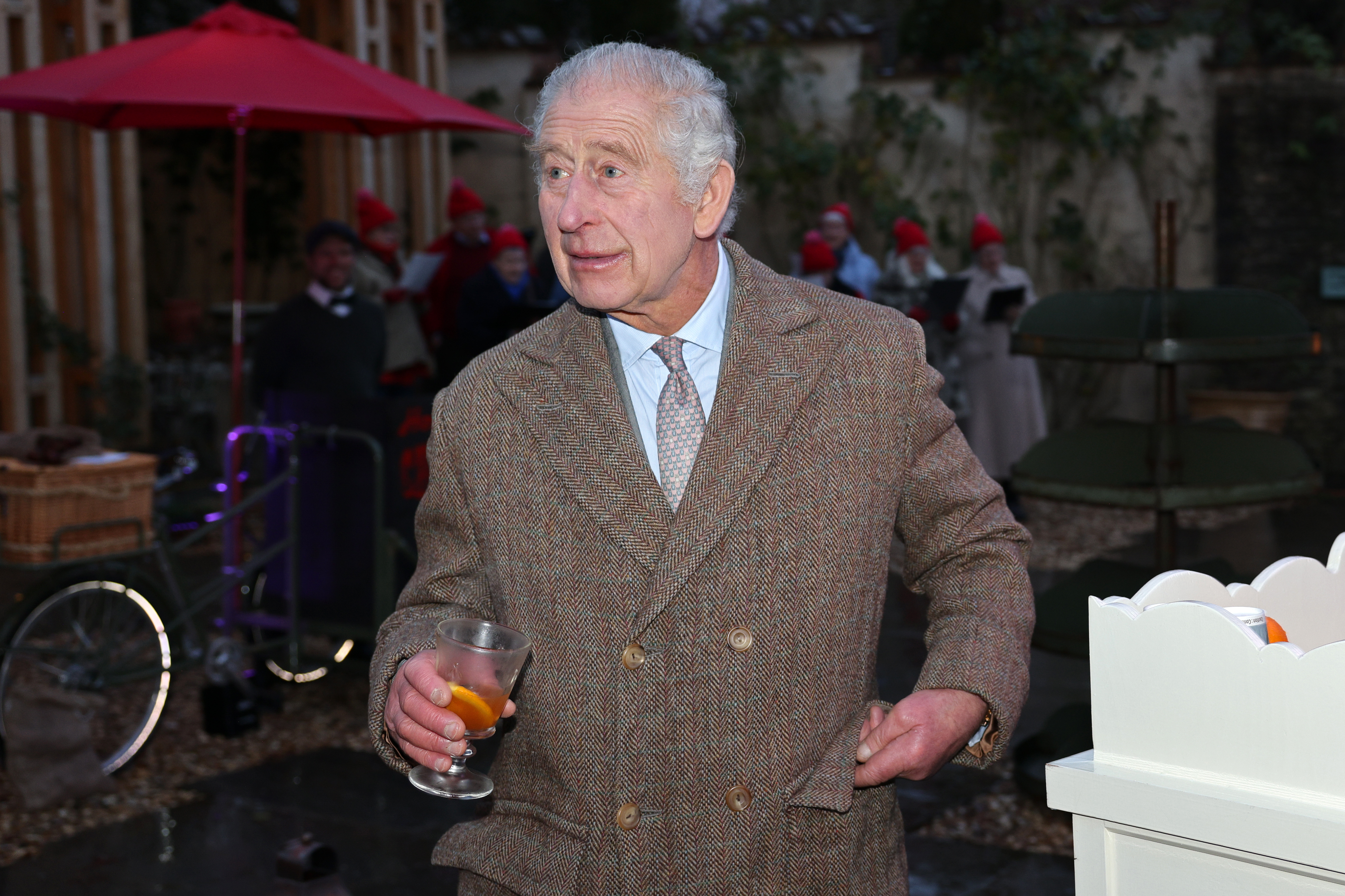 König Charles III. nimmt an einer festlichen "Celebration of Craft" am 8. Dezember 2023 in Tetbury, England, teil | Quelle: Getty Images