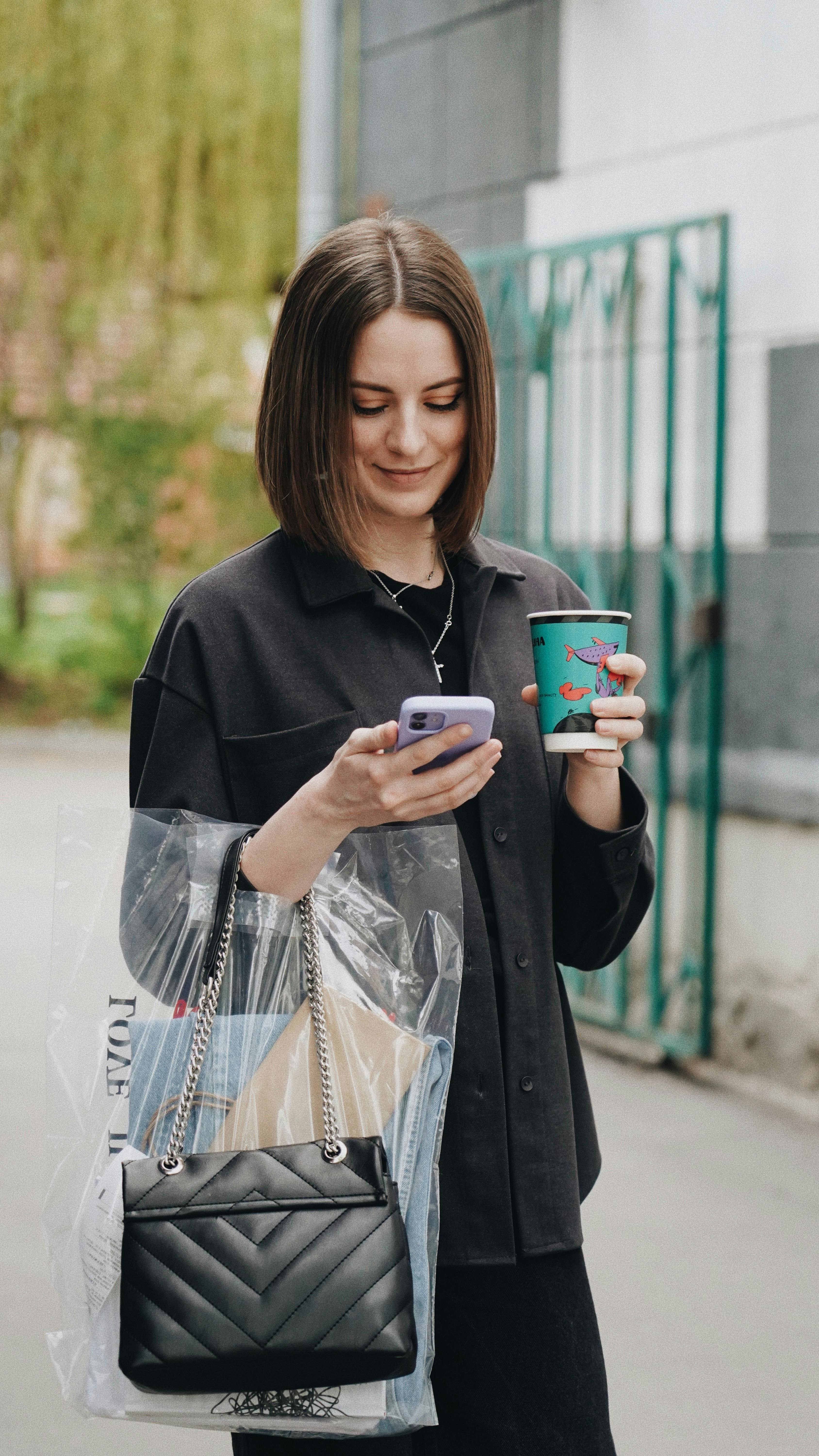 Eine junge Frau an ihrem Telefon | Quelle: Pexels