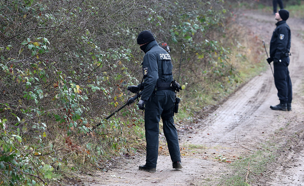 4. Dezember 2025, Mecklenburg-Vorpommern, Klein Upahl: In unmittelbarer Nähe der Stelle, an der der achtjährige Fabian aus Güstrow gefunden wurde, durchsuchen Polizeibeamte das Gebüsch am Straßenrand | Quelle: Getty Images