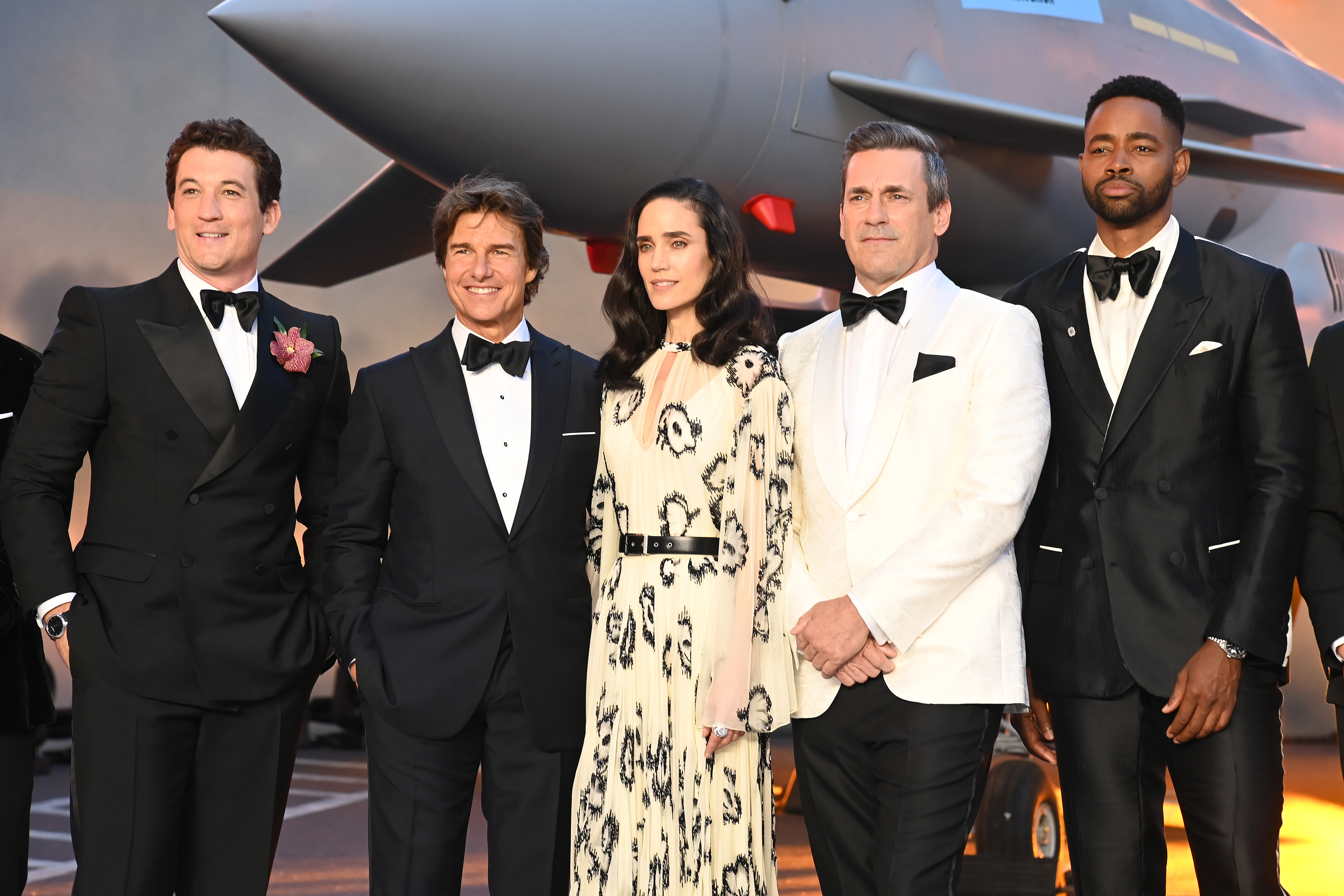 Miles Teller, Tom Cruise, Jennifer Connelly, Jon Hamm, und Jay Ellis bei der "Top Gun: Maverick" Royal Film Performance am 19. Mai 2022 in London, England | Quelle: Getty Images