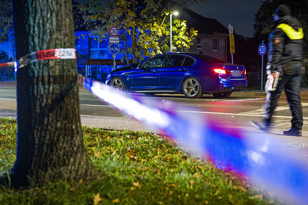 27 October 2026, Niedersachsen, Neustadt am Rübenberge: Ein BMW steht nachts am Ort eines Vorfalls in der Region Hannover. Einsatzkräfte hatten zuvor auf ein Auto geschossen, das in eine Menschengruppe gefahren war. | Quelle: Getty Images