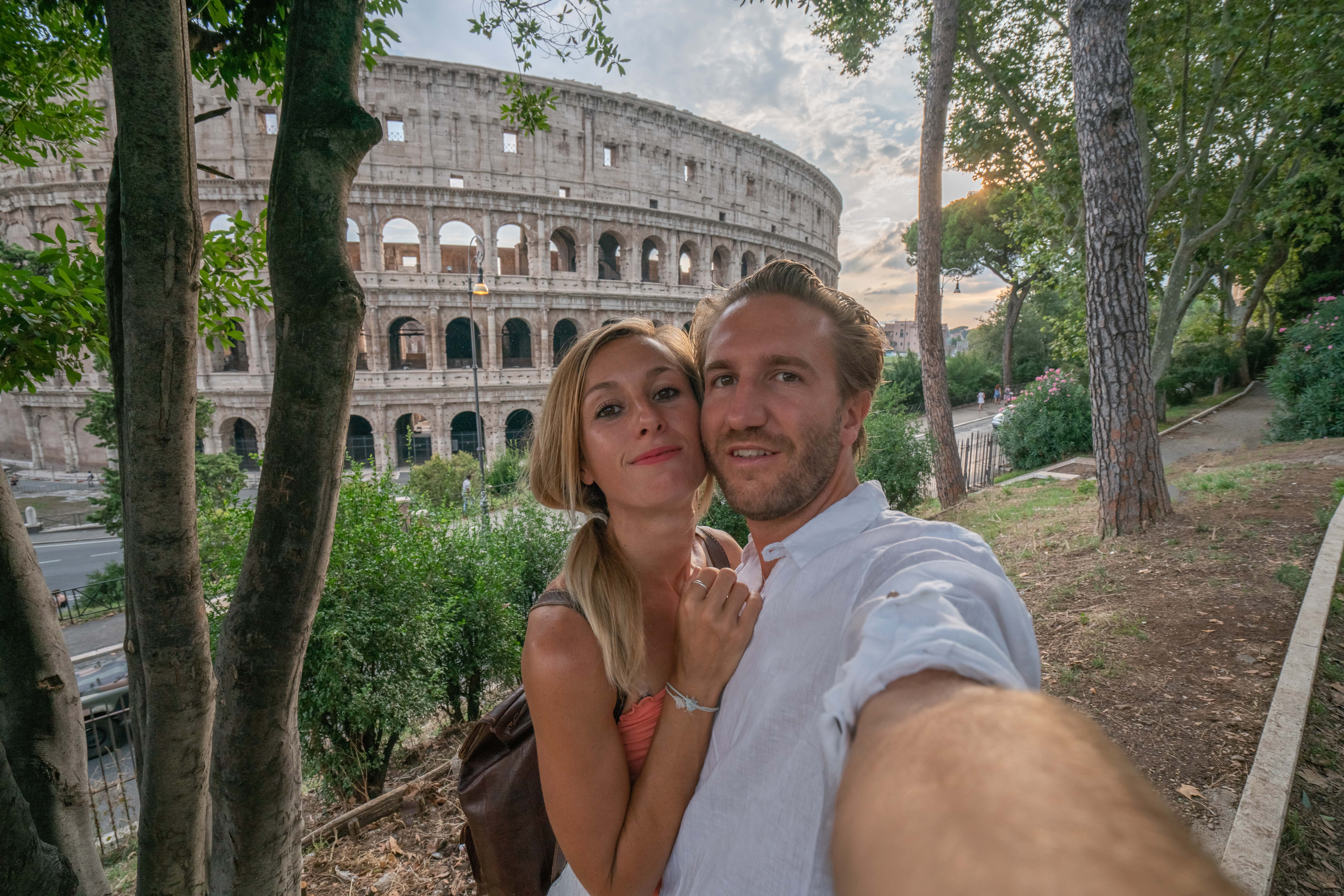 Ein Paar posiert für ein Selfie vor dem Kolosseum in Rom | Quelle: Getty Images