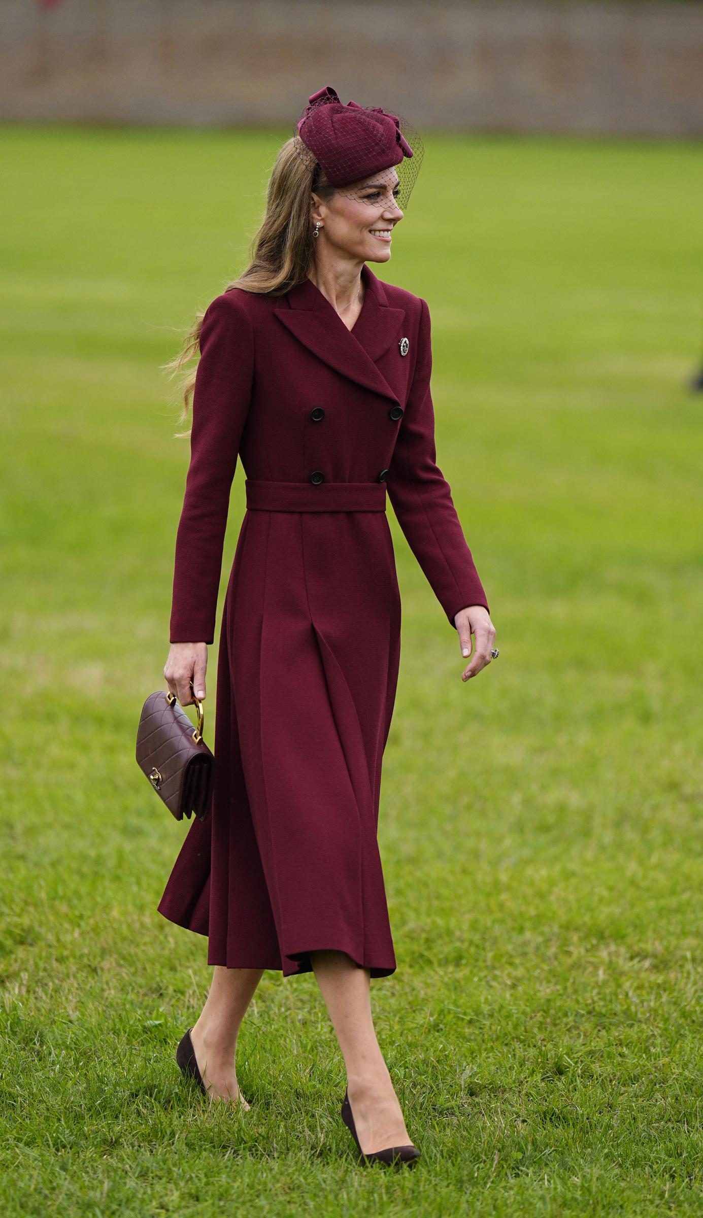 Catherine, Prinzessin von Wales, trifft am 17. September 2025 auf dem Gelände des Windsor Estate in Windsor ein, um an der feierlichen Begrüßung zum Auftakt des Staatsbesuchs von US-Präsident Donald Trump teilzunehmen. Catherine ist in satten Herbsttönen gekleidet und trägt ein maßgeschneidertes, burgunderrotes Zweireiher-Mantelkleid mit Taillengürtel und Faltenrock, dazu einen passenden Fascinator aus Netzstoff, spitz zulaufende Pumps aus Wildleder und eine gesteppte Chanel-Handtasche mit goldenem Tragegriff. | Quelle: Getty Images