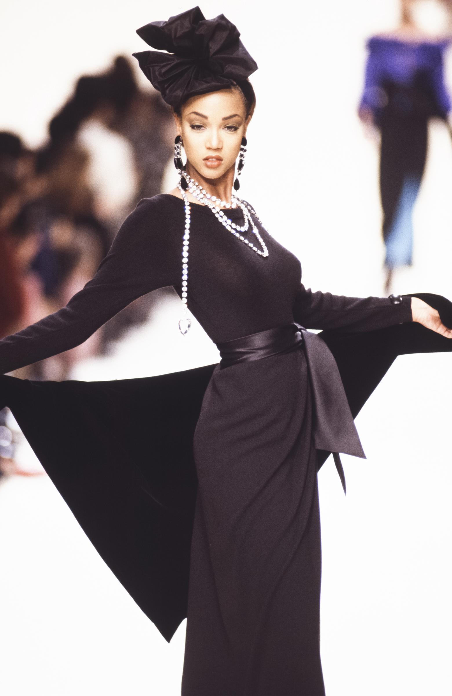 Tyra Banks läuft bei der Yves Saint Laurent Ready-to-Wear Herbst/Winter 1992-1993 Modenschau während der Pariser Modewoche im März 1992 | Quelle: Getty Images