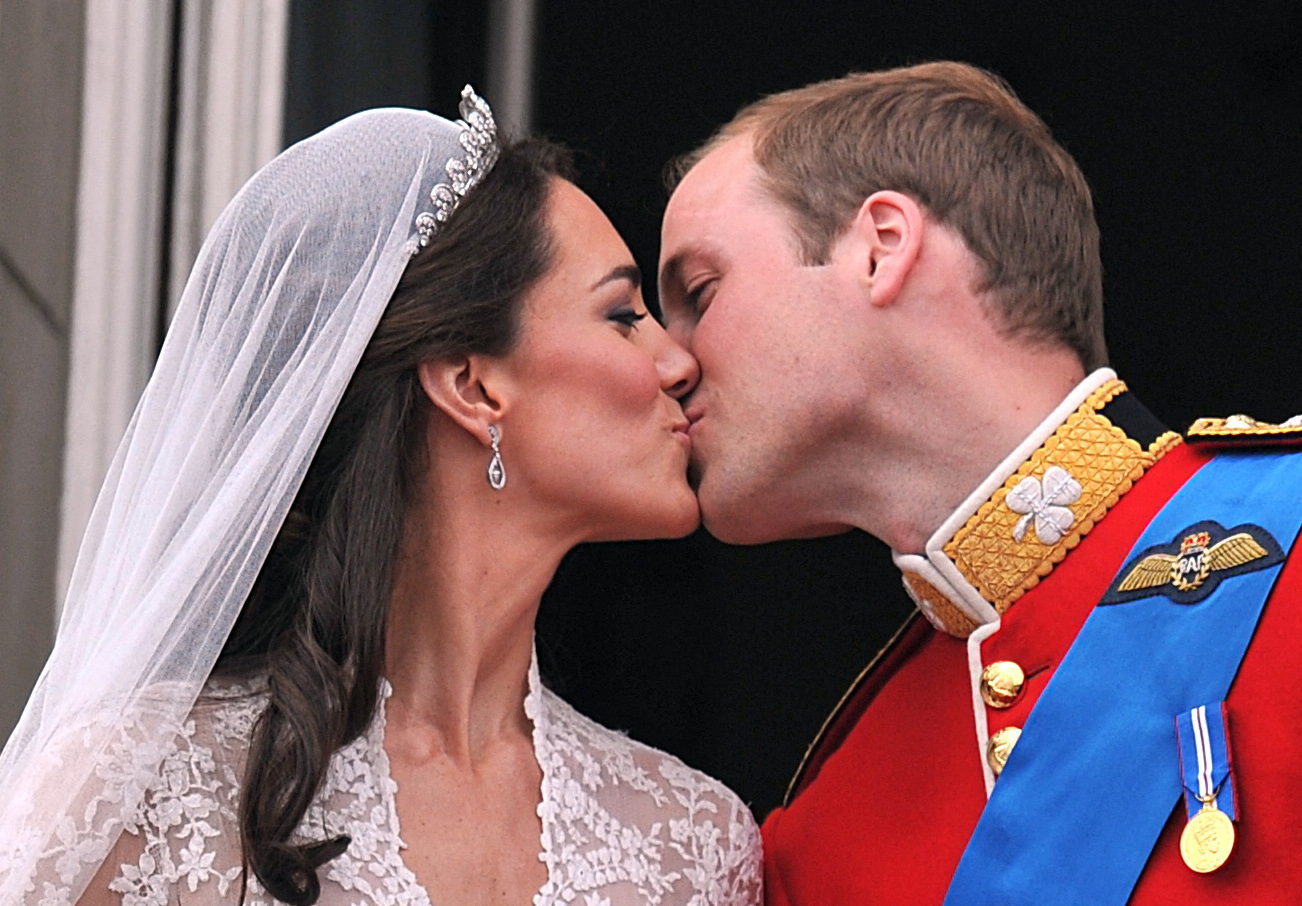 Catherine, Herzogin von Cambridge, und Prinz William küssen sich nach ihrer Hochzeit am 29. April 2011 auf dem Balkon des Buckingham Palastes in London | Quelle: Getty Images