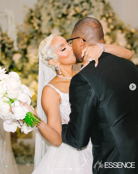 LeToya Luckett und Taleo Coles beim Kuss an ihrem Hochzeitstag, gepostet am 1. August 2024 | Quelle: Instagram/essence und letoyaluckett