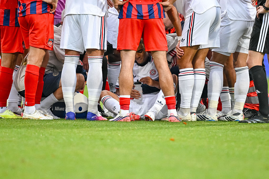 18. August 2026, Baden-Württemberg, Heidenheim: Fußball, Freundschaftsspiele: 1. FC Heidenheim gegen FC Bayern München. Jamal Musiala sitzt auf dem Boden. | Quelle: Getty Images