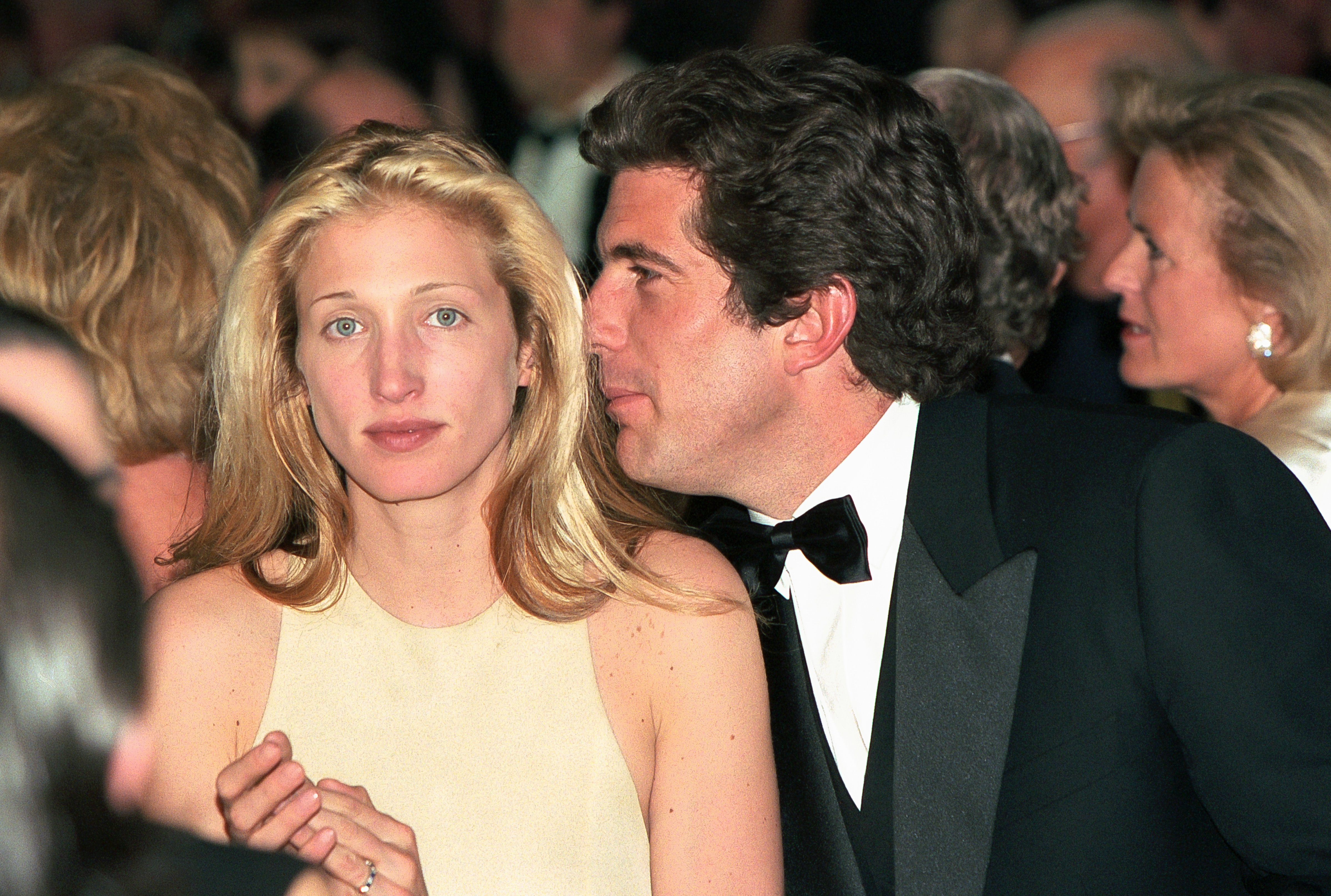 Carolyn Bessette und John F. Kennedy Jr. während eines Empfangs im Chateau de Malagny, ca. 1996. | Quelle: Getty Images