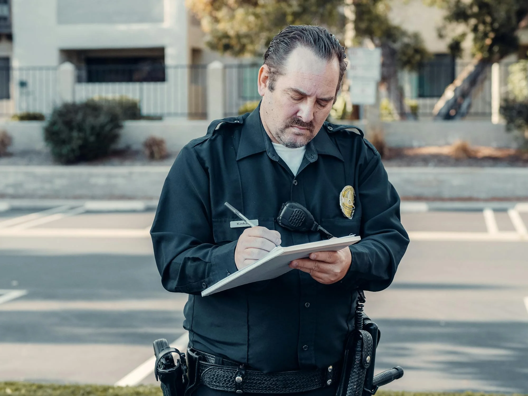 Ein Polizist macht sich Notizen | Quelle: Pexels