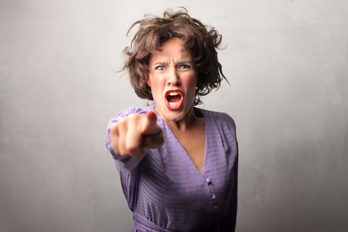 Wütende Frau hebt anklagend den Finger | Quelle: Shutterstock