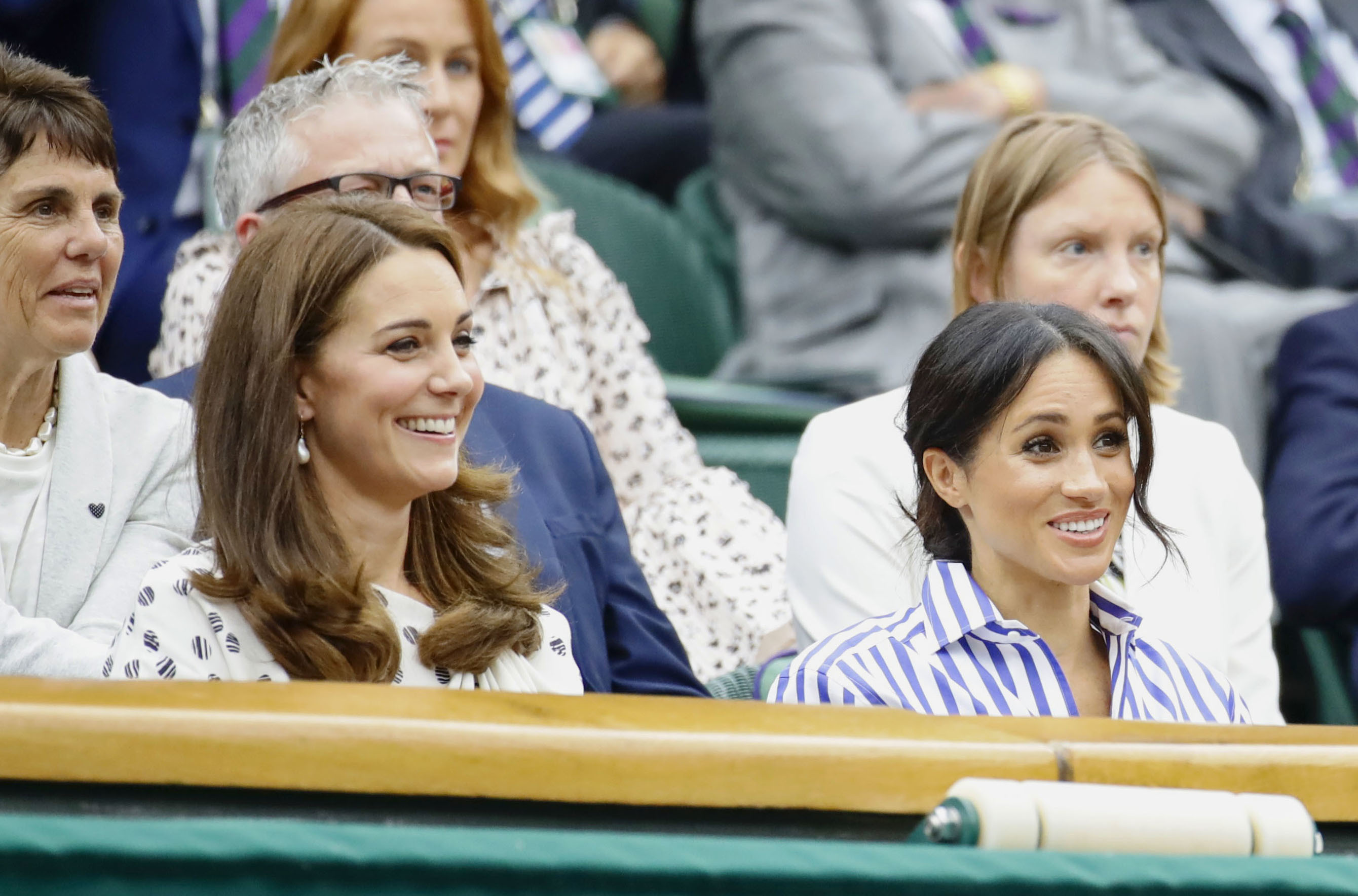 Prinzessin Catherine und Meghan Markle an Tag zwölf der Wimbledon Tennis Championships im All England Lawn Tennis and Croquet Club am 14. Juli 2018 in London, England | Quelle: Getty Images