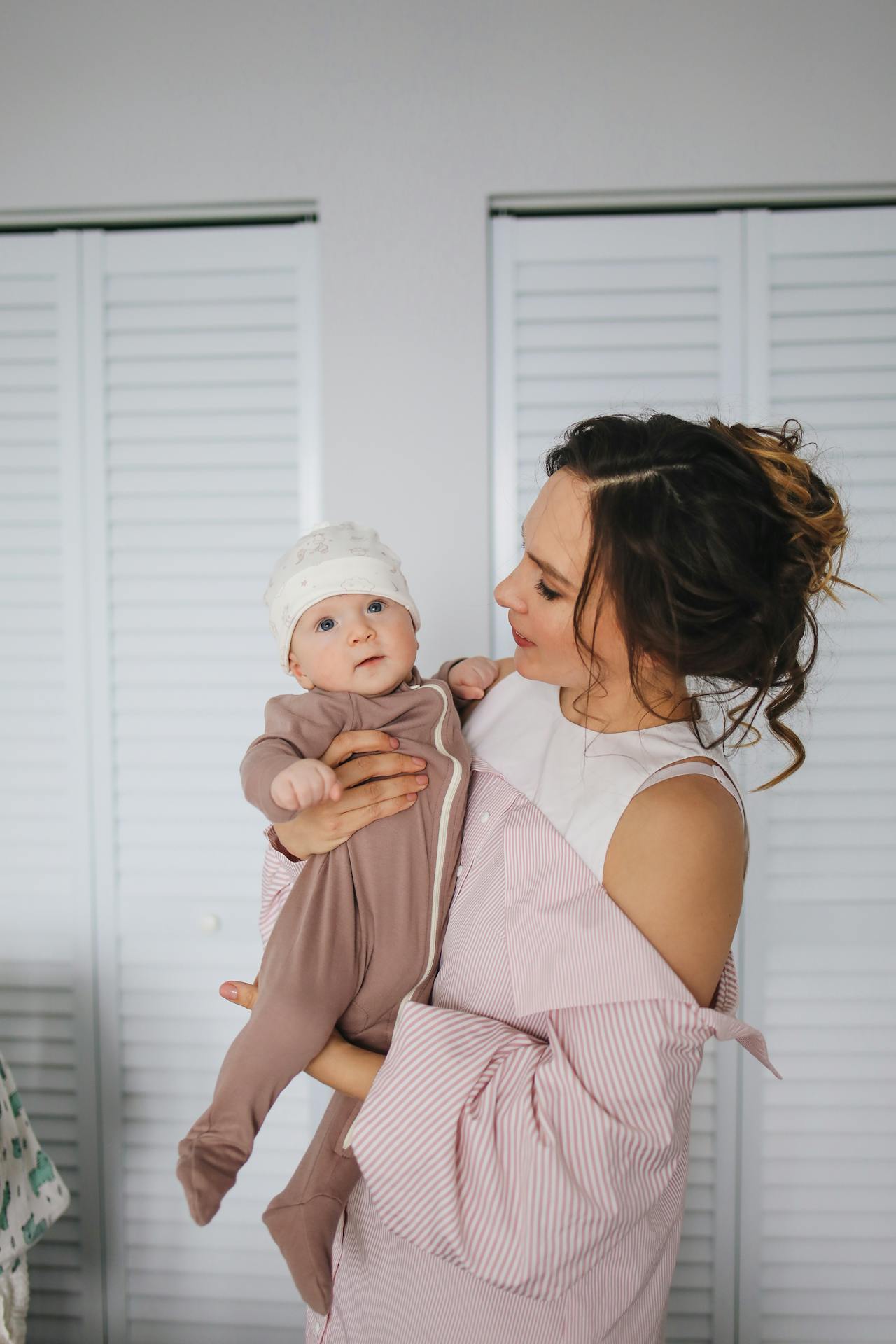 Eine Mutter hält ihr Baby | Quelle: Pexels