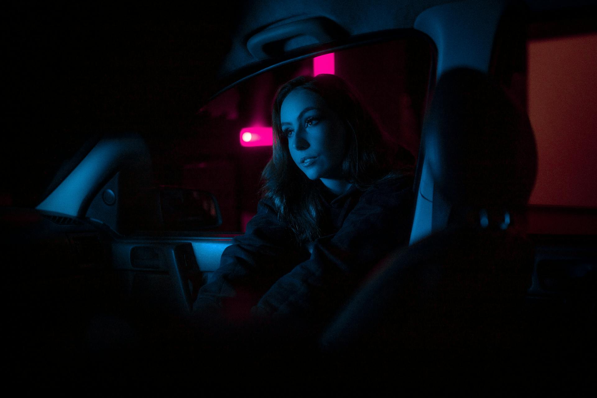Eine Frau, die in einem Auto sitzt | Quelle: Pexels