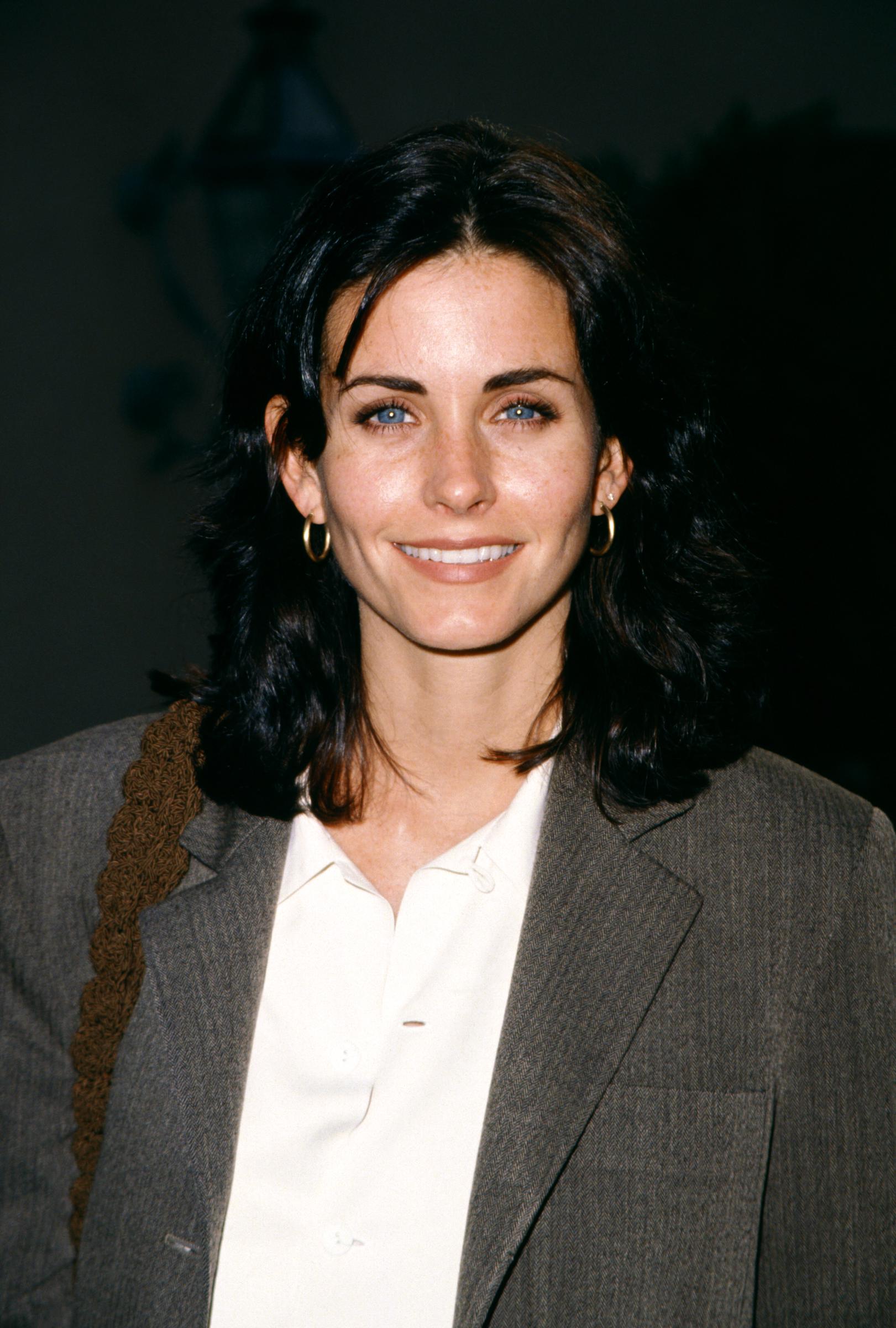 Courteney Cox posiert am 9. Januar 1995 in Los Angeles, Kalifornien, für ein Porträt. | Quelle: Getty Images