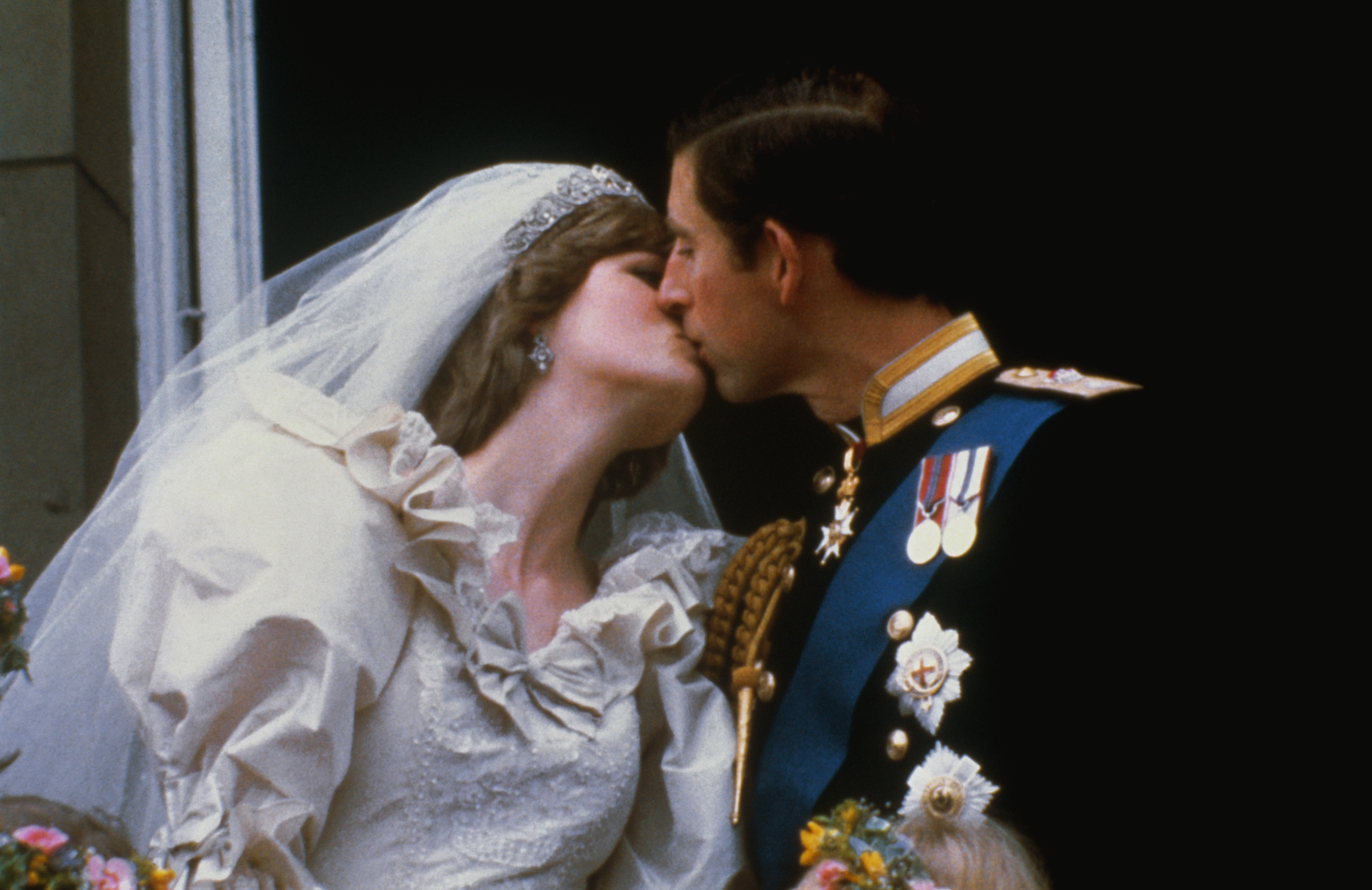 Lady Diana Spencer und Prinz Charles küssen sich am 29. Juli 1981 auf dem Balkon des Buckingham Palace in London, England. | Quelle: Getty Images