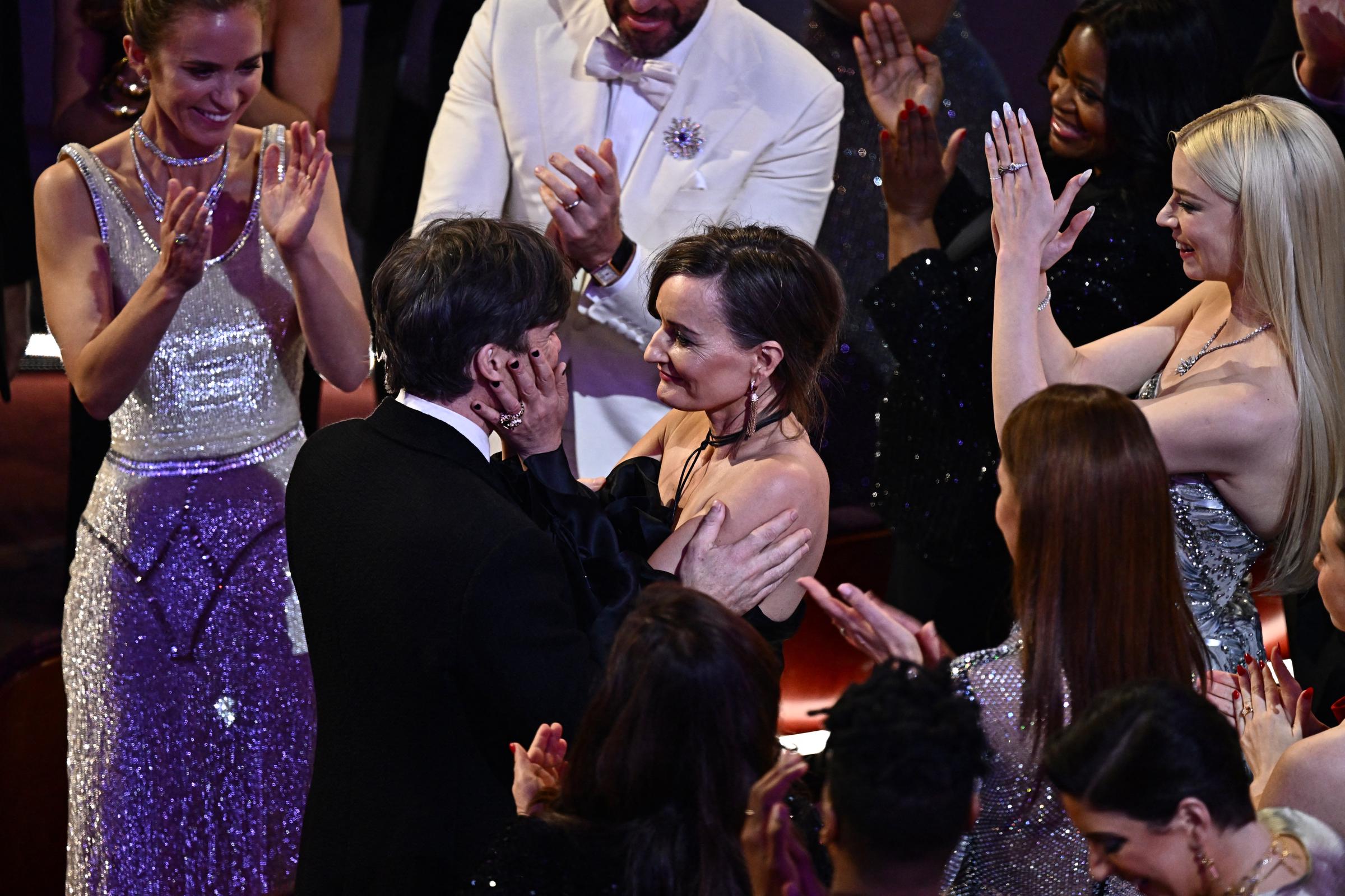 Cillian Murphy feiert mit seiner Frau Yvonne McGuinness nach dem Gewinn des Preises für den besten Schauspieler während der 96th Annual Academy Awards in Kalifornien am 10. März 2024 | Quelle: Getty Images