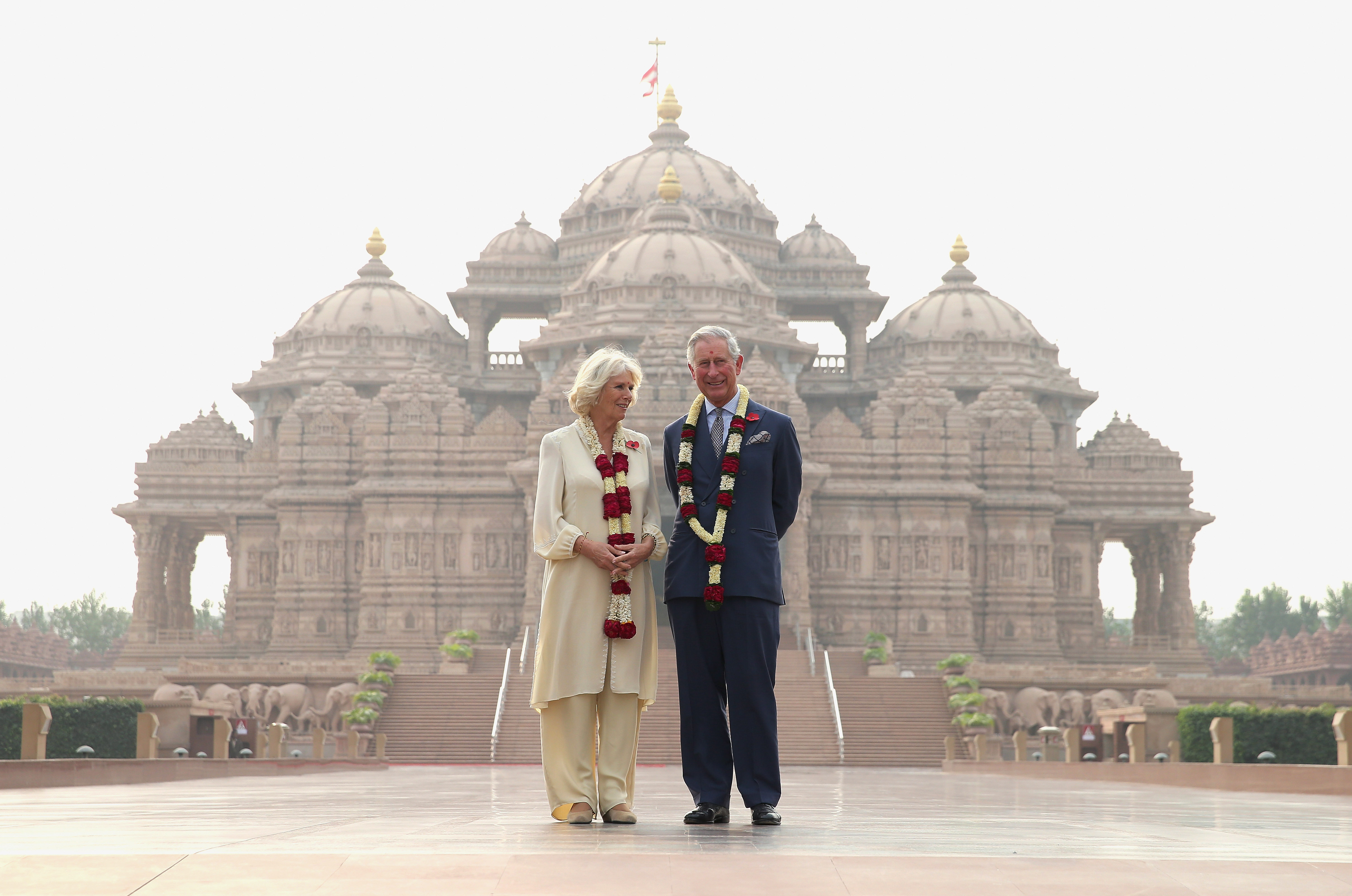 Camilla, jetzt Königin, und Prinz Charles, jetzt König, posieren vor dem Akshardham-Tempel während Tag 3 eines offiziellen Besuchs in Indien am 8. November 2013 in Delhi, Indien | Quelle: Getty Images