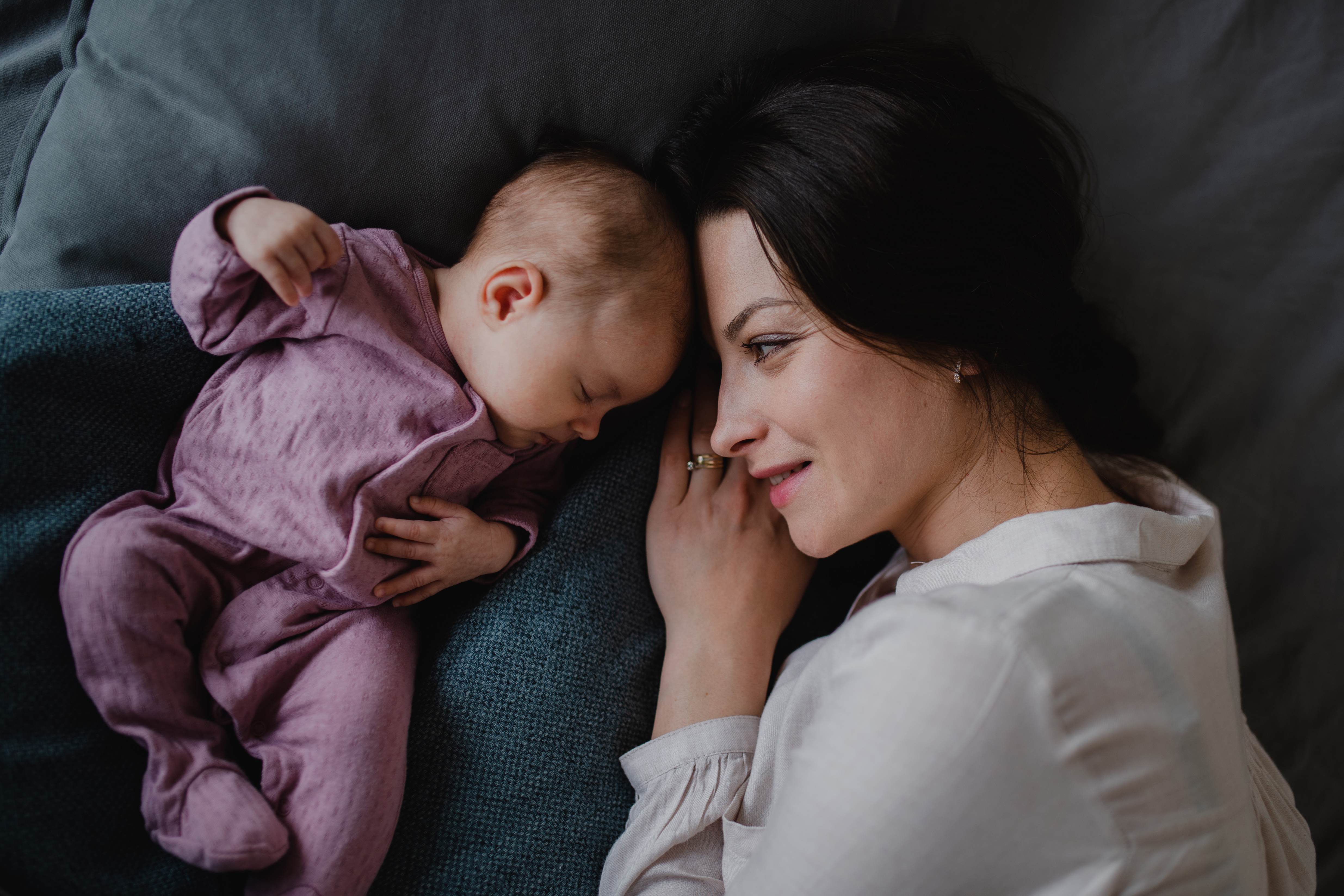 Eine Mutter beobachtet ihr Baby beim Schlafen | Quelle: Getty Images