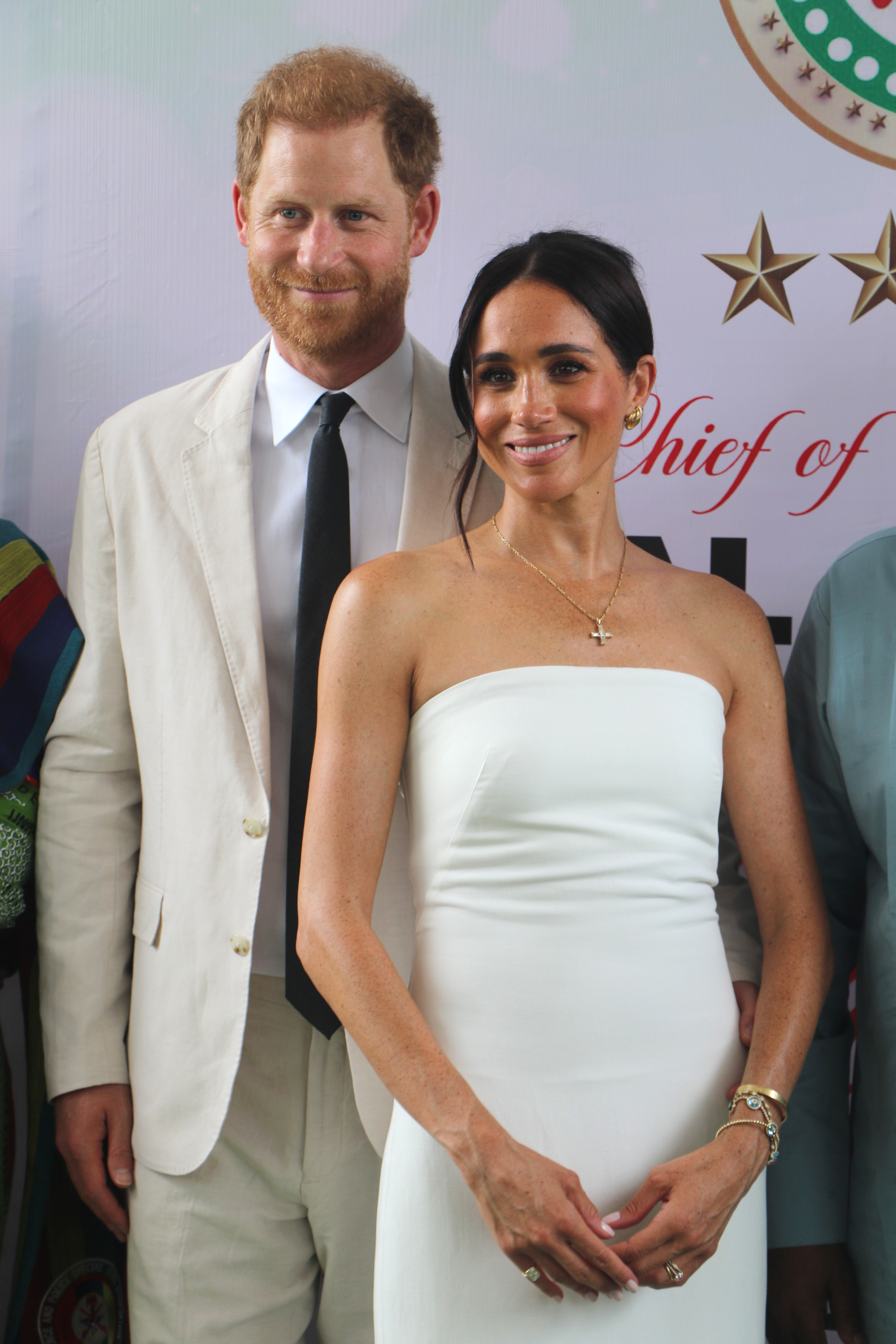 Prinz Harry und Meghan Markle posieren für ein Foto, während sie am 11. Mai 2024 in Abuja, Nigeria, am Programm im Armed Forces Complex teilnehmen. | Quelle: Getty Image