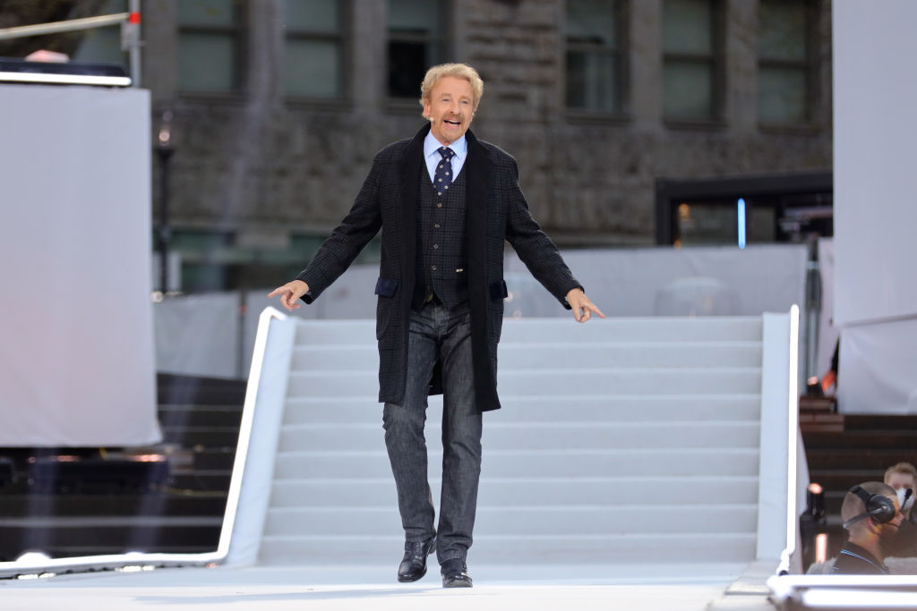 Thomas Gottschalk tritt am 13. April 2022 in Essen auf dem Schlossplatz im Rahmen des Musicals „Die Passion“ auf. | Quelle: Getty Images