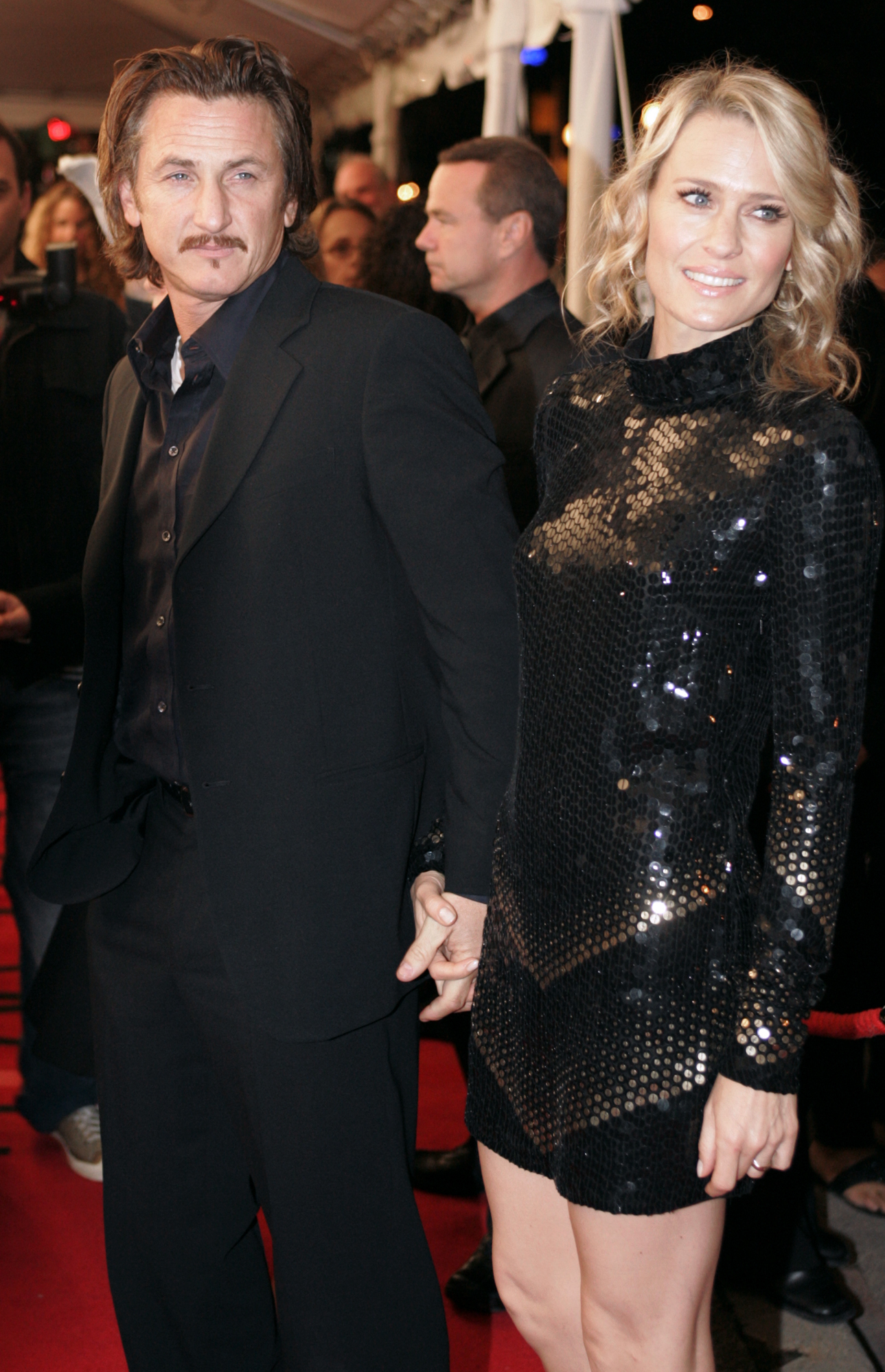 Sean Penn kommt mit seiner damaligen Frau Robin Wright Penn beim Toronto International Film Festival 2006 in der Roy Thompson Hall an | Quelle: Getty Images