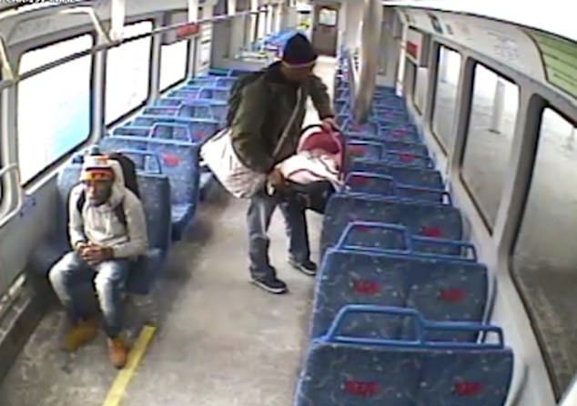 CCTV-Aufnahmen - Vater stellt Babysitz im Zug ab - Quelle: YouTube/ Associated Press