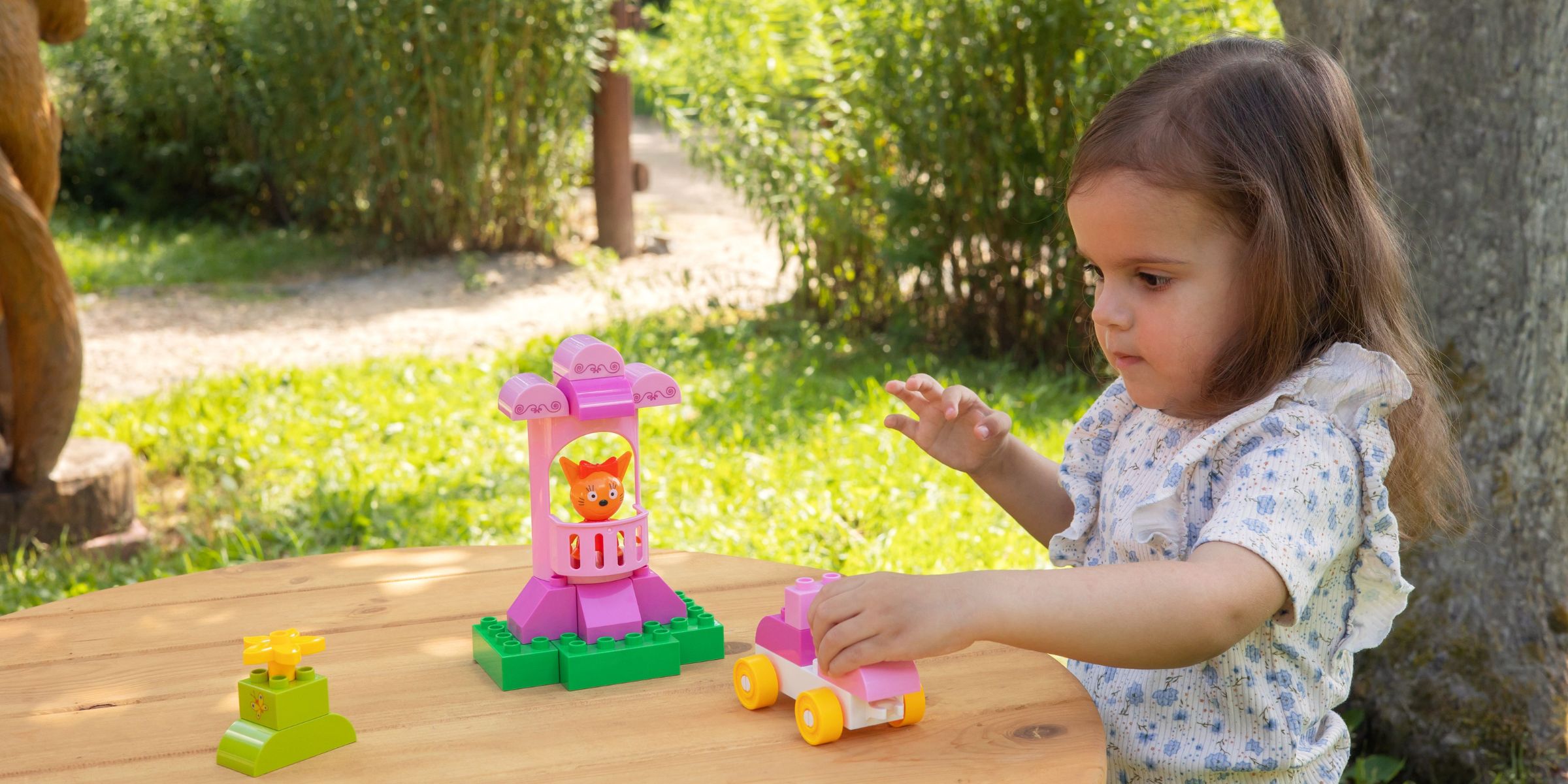 Ein kleines Mädchen, das draußen mit Spielzeug spielt | Quelle: Pexels